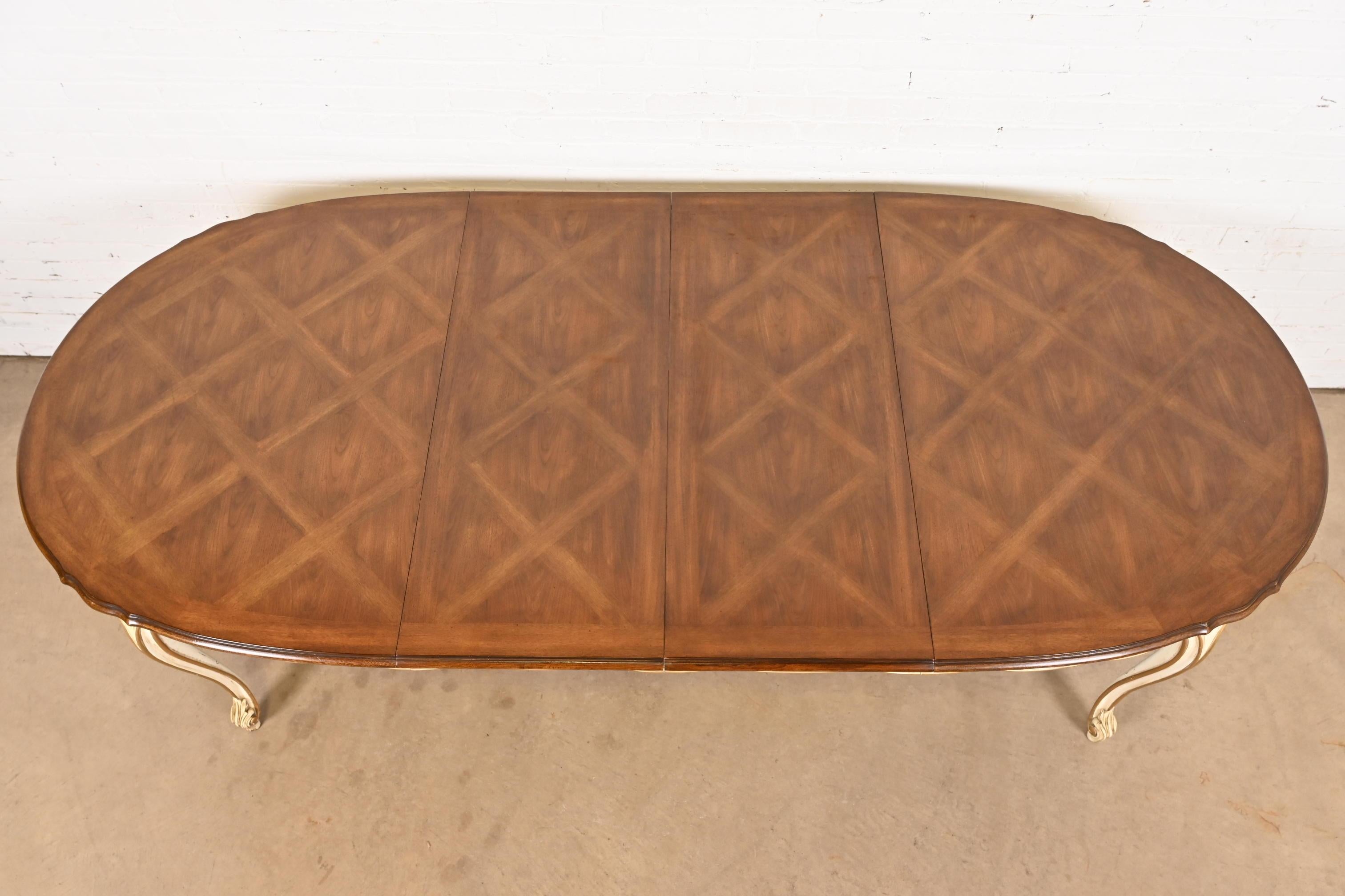 Karges French Provincial Louis XV Walnut and Parcel Painted Dining Table (Mitte des 20. Jahrhunderts) im Angebot