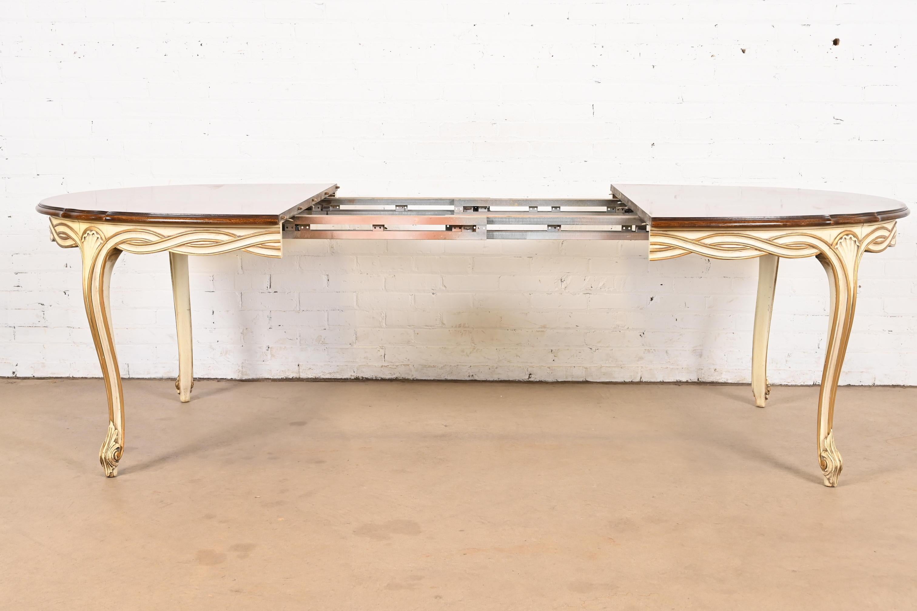 Karges French Provincial Louis XV Walnut and Parcel Painted Dining Table (Walnuss) im Angebot