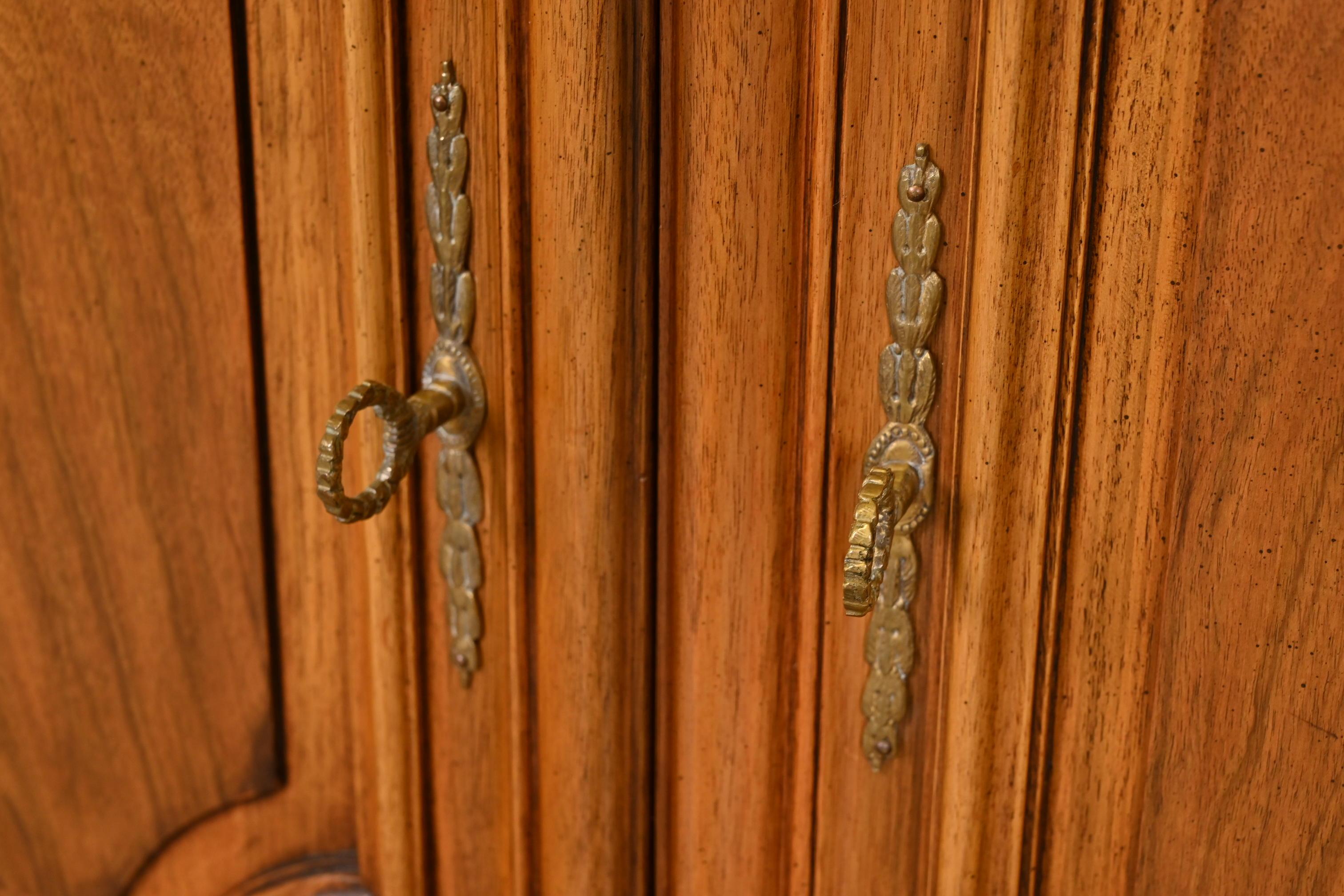 Mobile libreria Karges French Regency Louis XVI Burled Walnut Breakfront, anni '60 in vendita 3