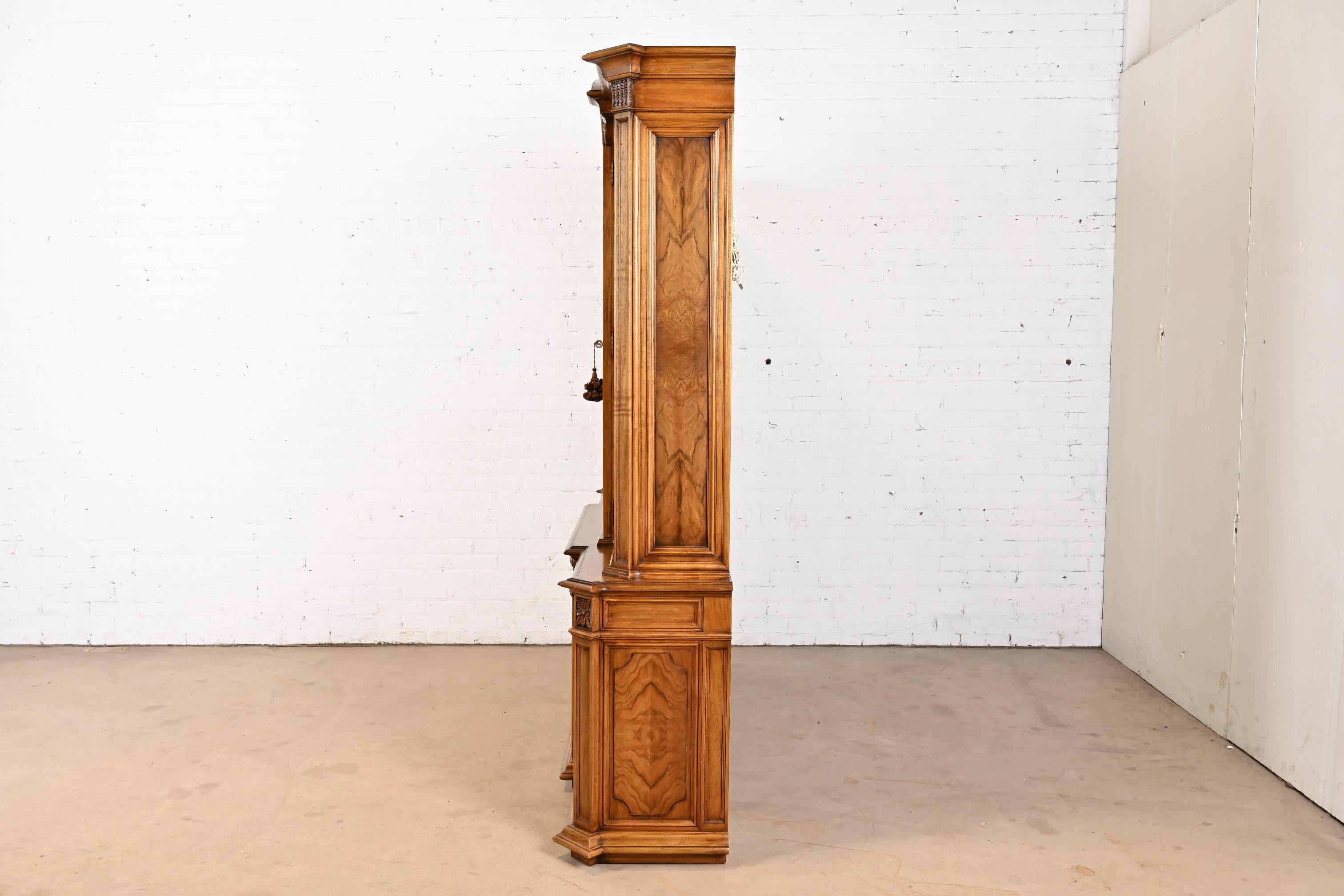 Mobile libreria Karges French Regency Louis XVI Burled Walnut Breakfront, anni '60 in vendita 4