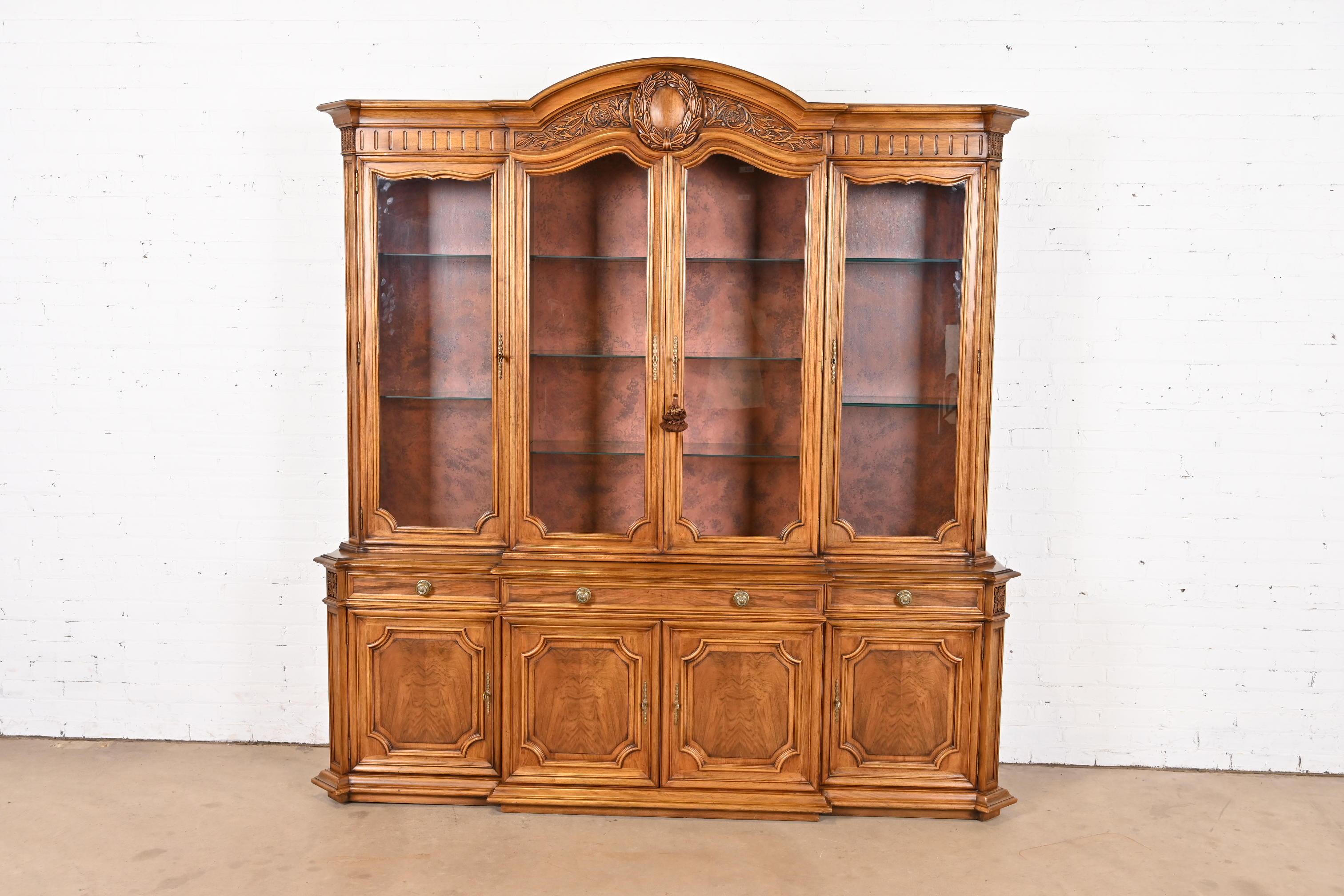 Luigi XVI Mobile libreria Karges French Regency Louis XVI Burled Walnut Breakfront, anni '60 in vendita