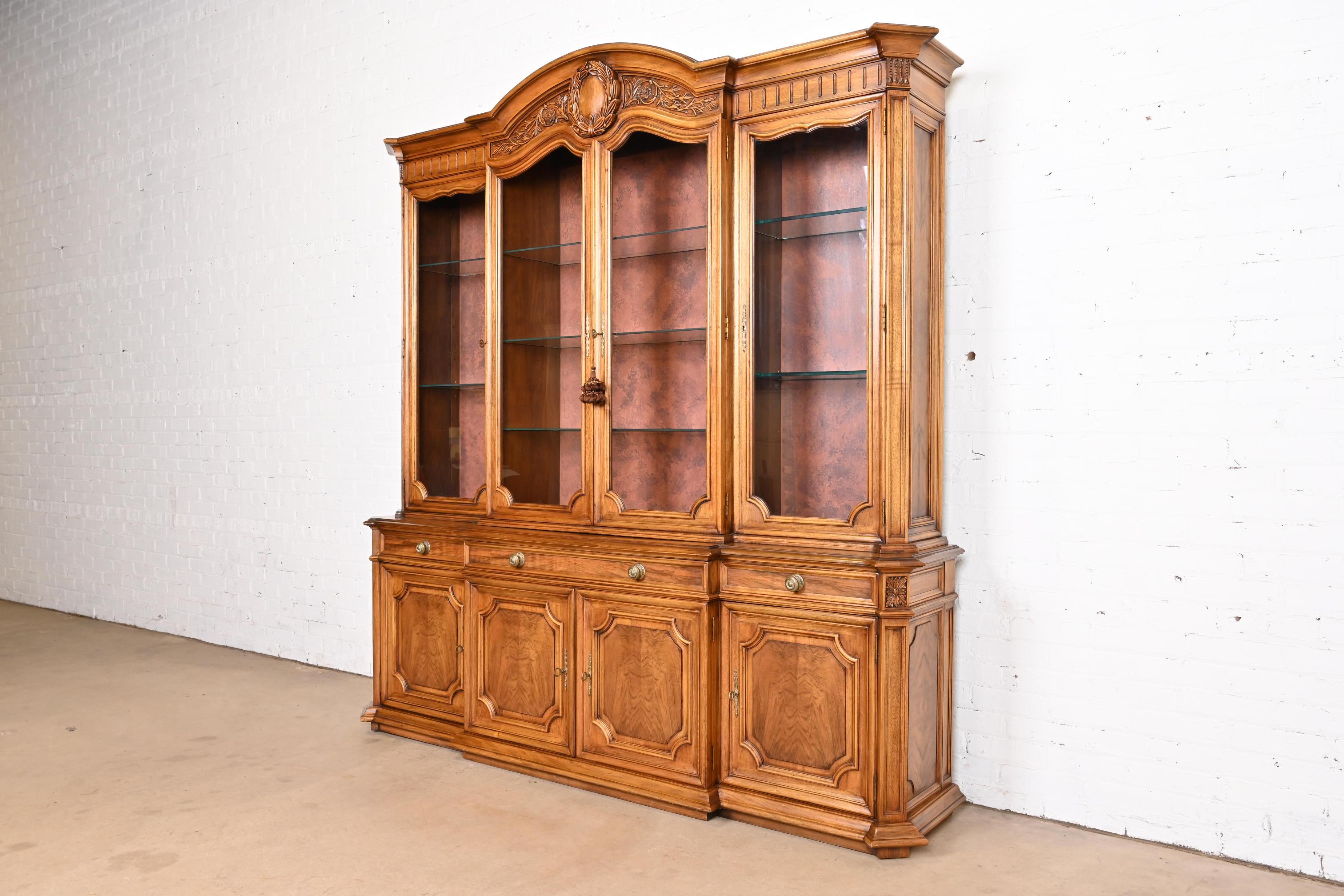 Americano Mobile libreria Karges French Regency Louis XVI Burled Walnut Breakfront, anni '60 in vendita