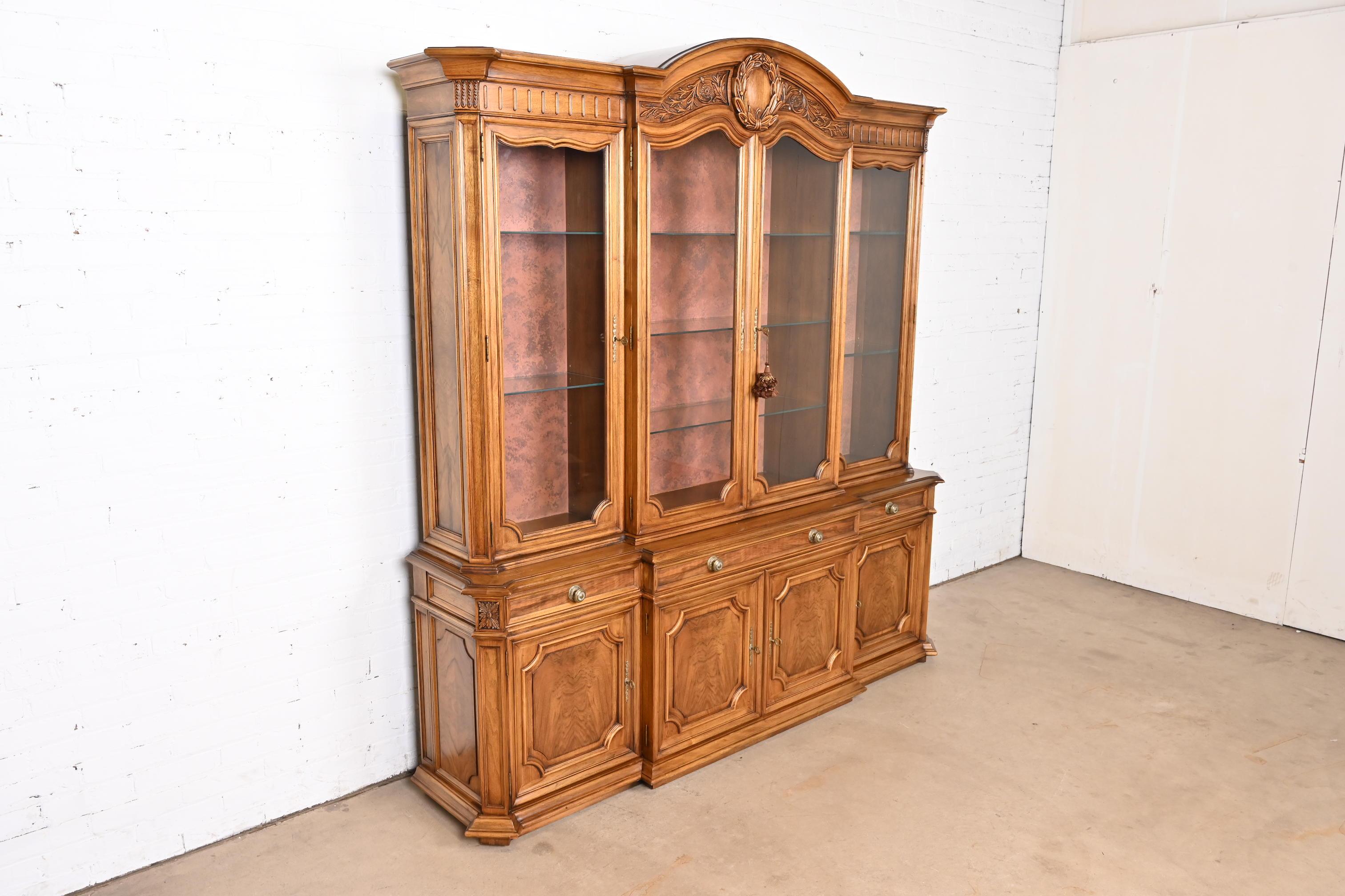 Mobile libreria Karges French Regency Louis XVI Burled Walnut Breakfront, anni '60 In condizioni buone in vendita a South Bend, IN