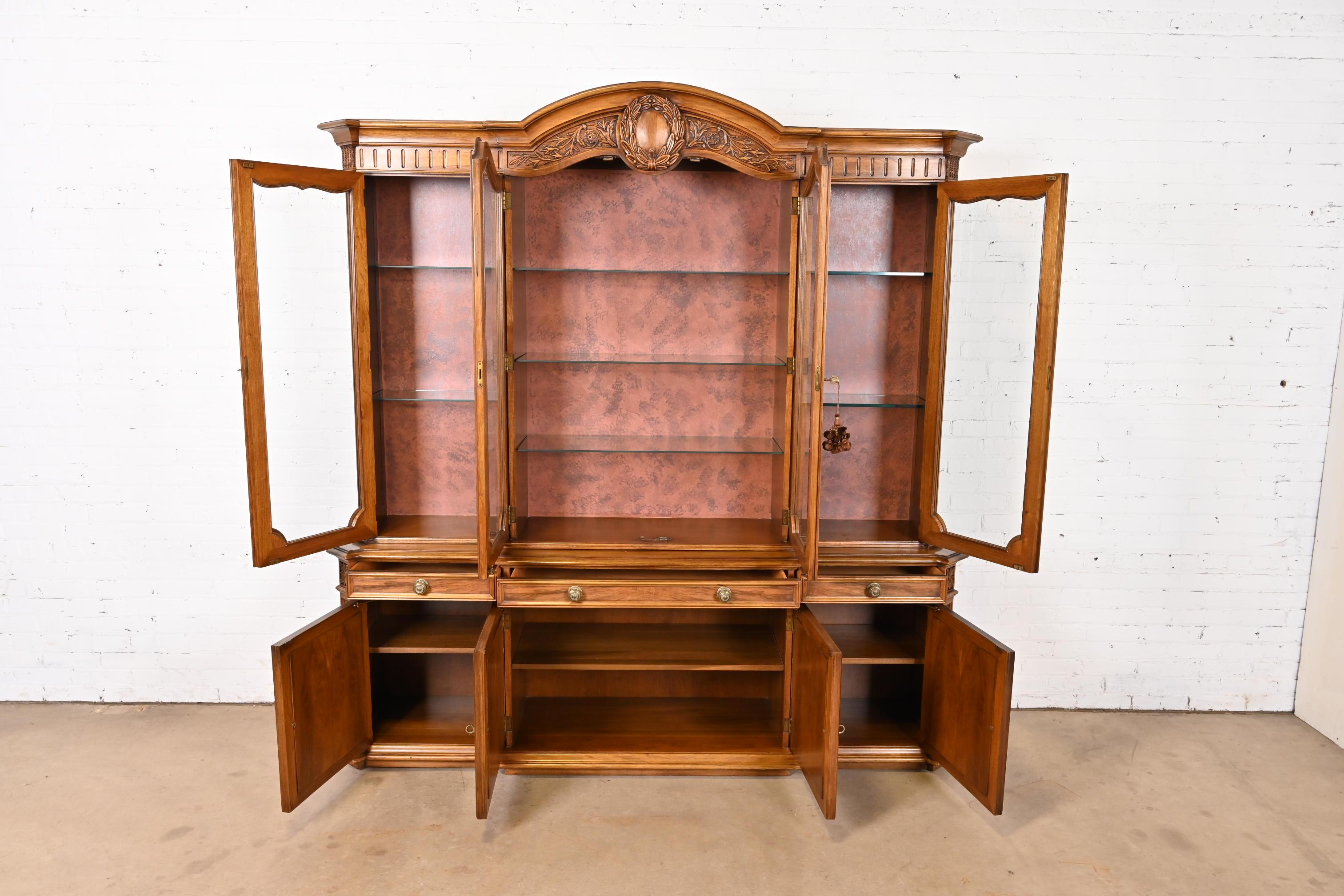 Metà XX secolo Mobile libreria Karges French Regency Louis XVI Burled Walnut Breakfront, anni '60 in vendita
