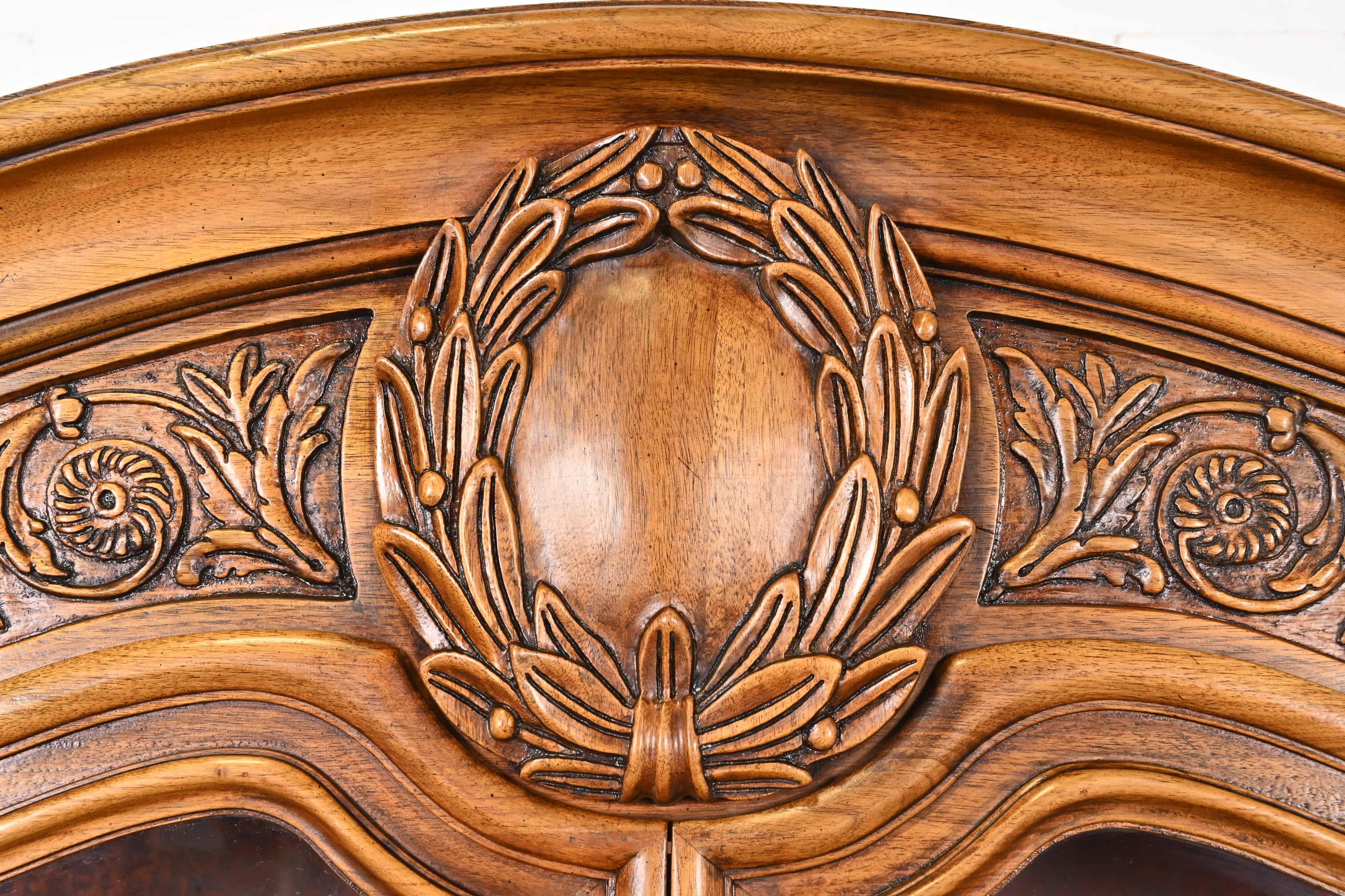 Mobile libreria Karges French Regency Louis XVI Burled Walnut Breakfront, anni '60 in vendita 1