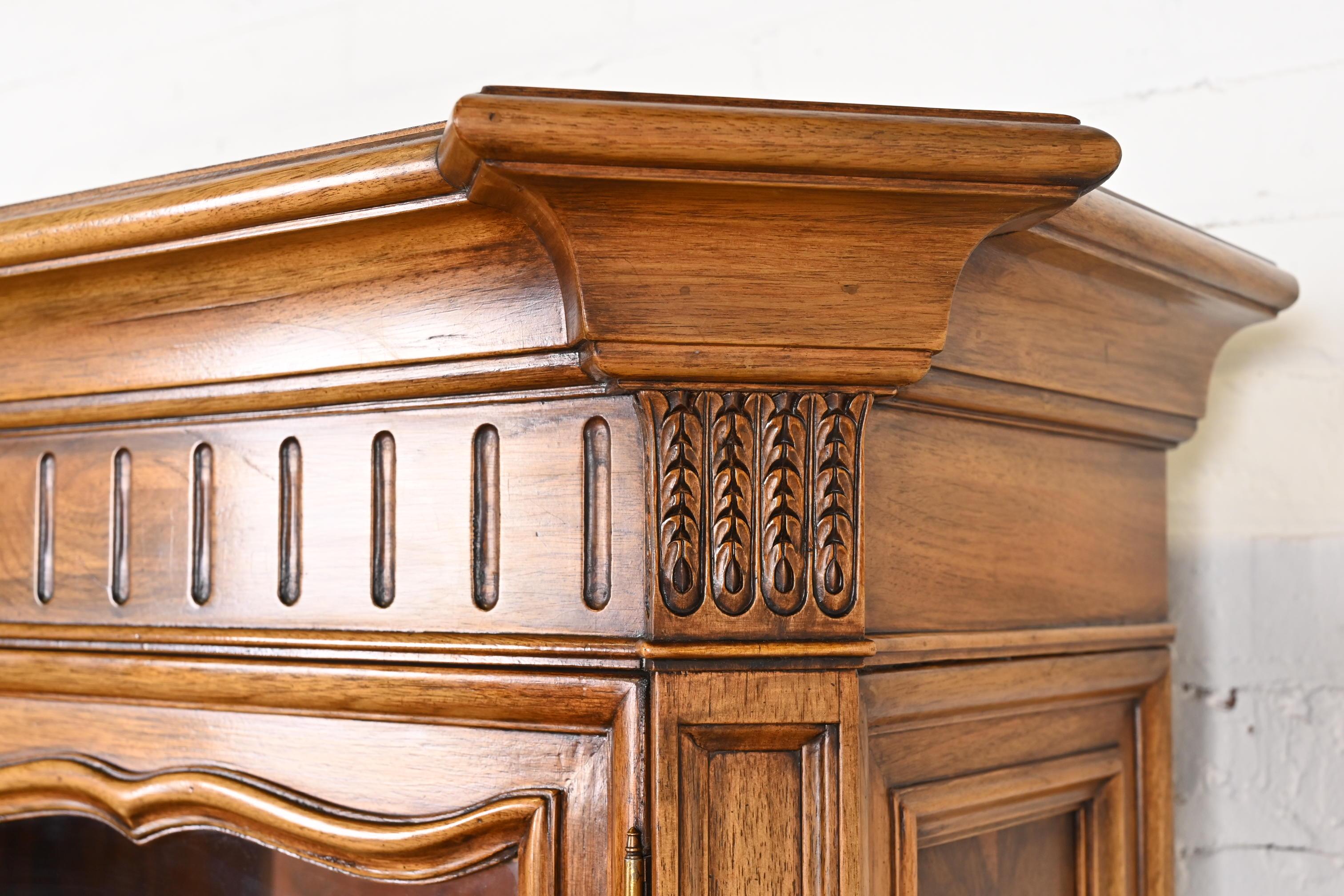 Mobile libreria Karges French Regency Louis XVI Burled Walnut Breakfront, anni '60 in vendita 2