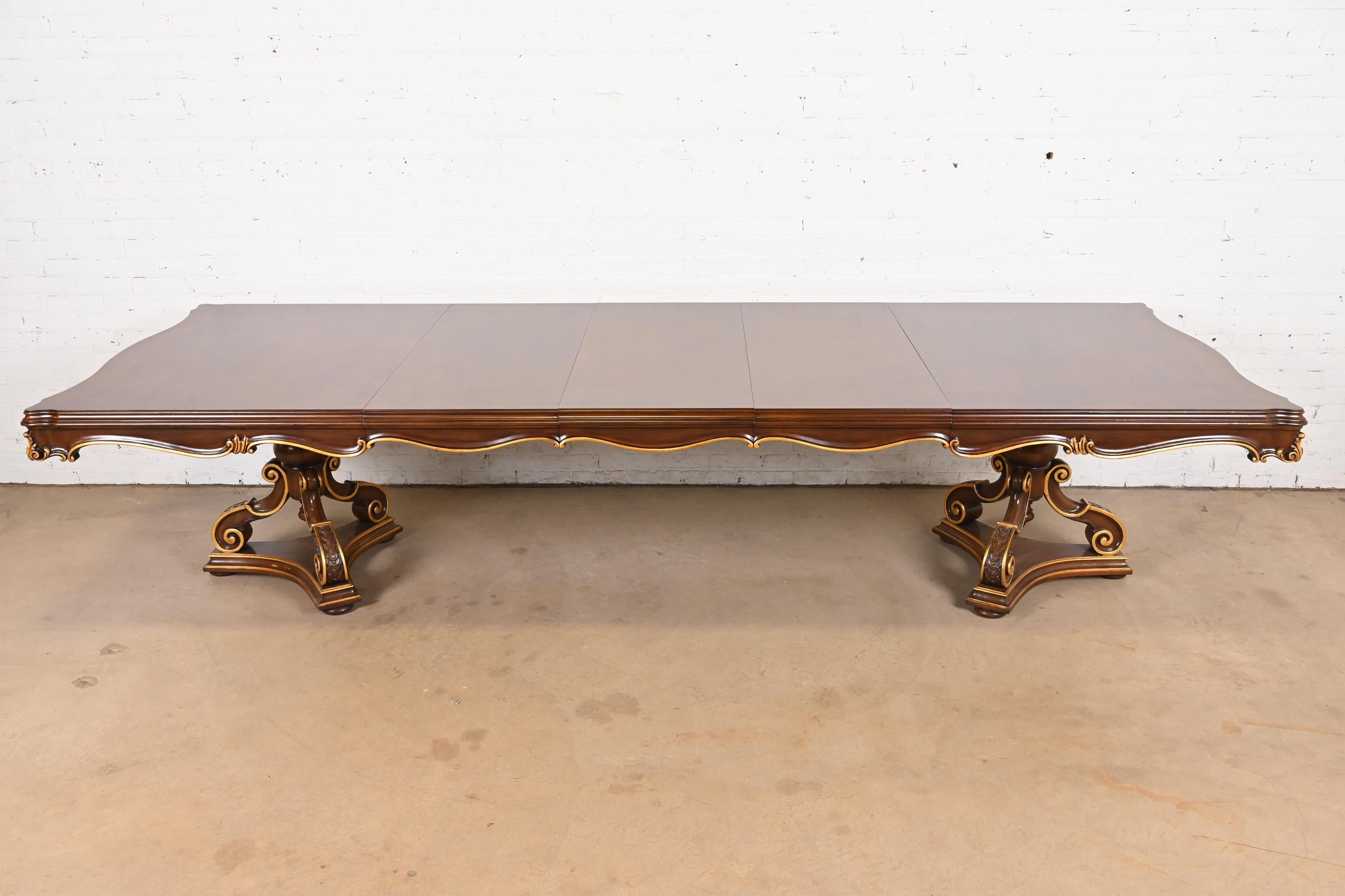 Exceptionnelle table de salle à manger à double piédestal de style néoclassique ou Régence française Louis XVI.

Par Karges Furniture

USA, Circa 1960

En noyer sculpté, avec un magnifique plateau en noyer roussi assorti au livre, et des garnitures