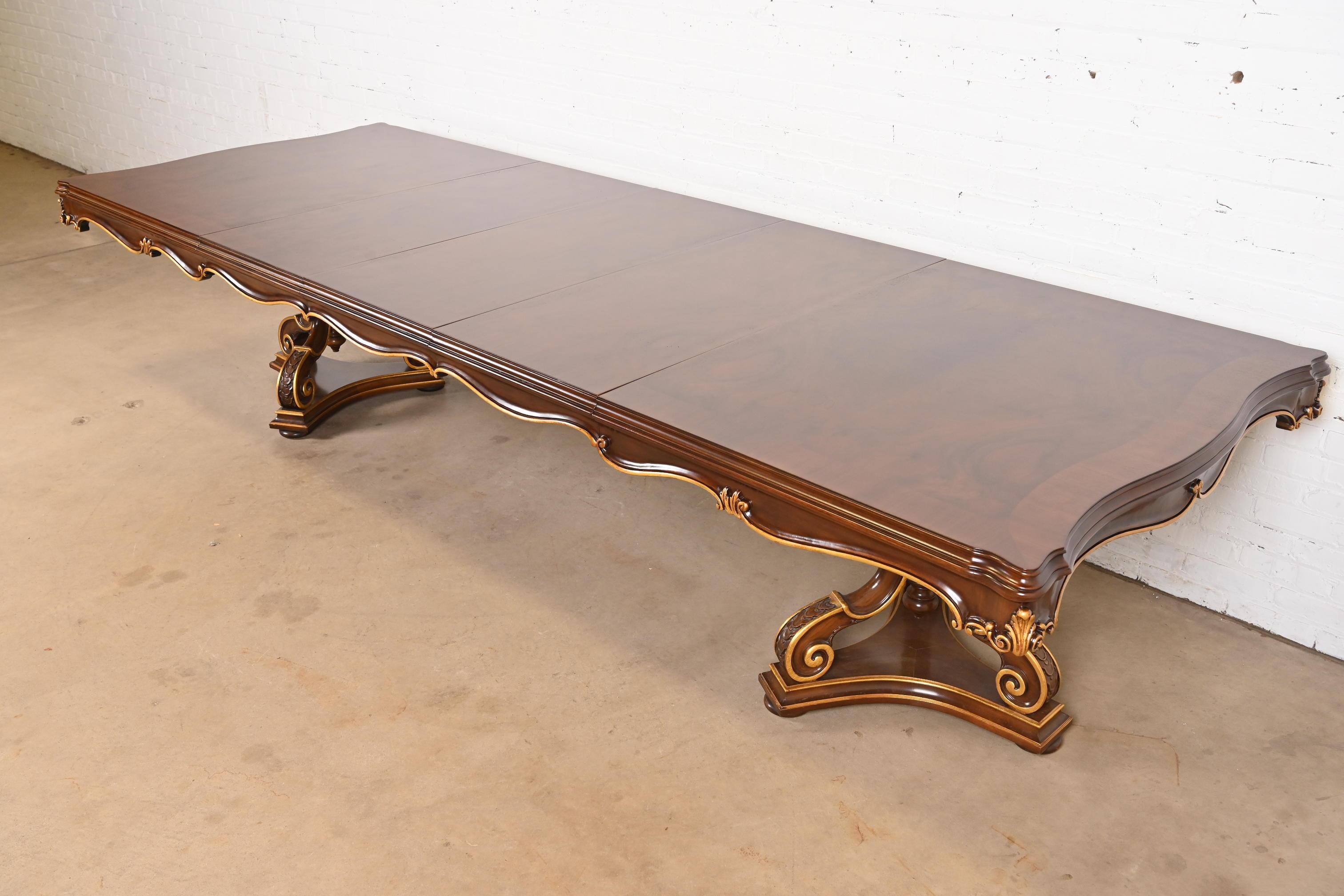 Américain Karges Table de salle à manger à double piédestal en noyer ronceux Louis XVI Régence française en vente