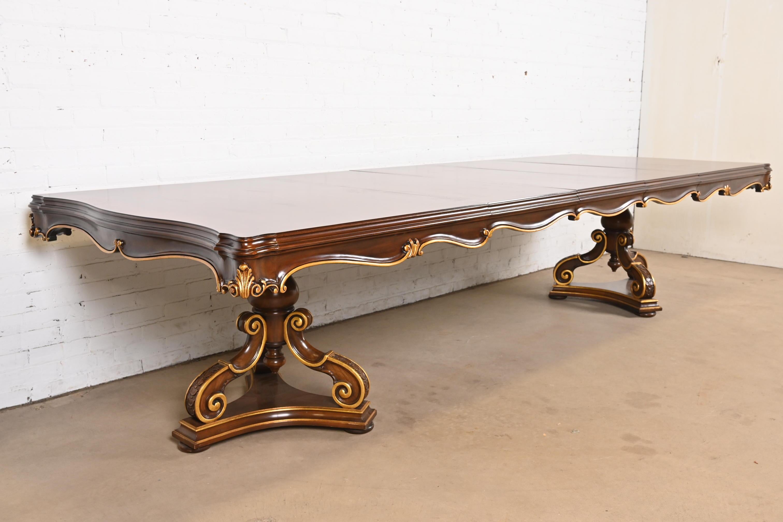 Milieu du XXe siècle Karges Table de salle à manger à double piédestal en noyer ronceux Louis XVI Régence française en vente