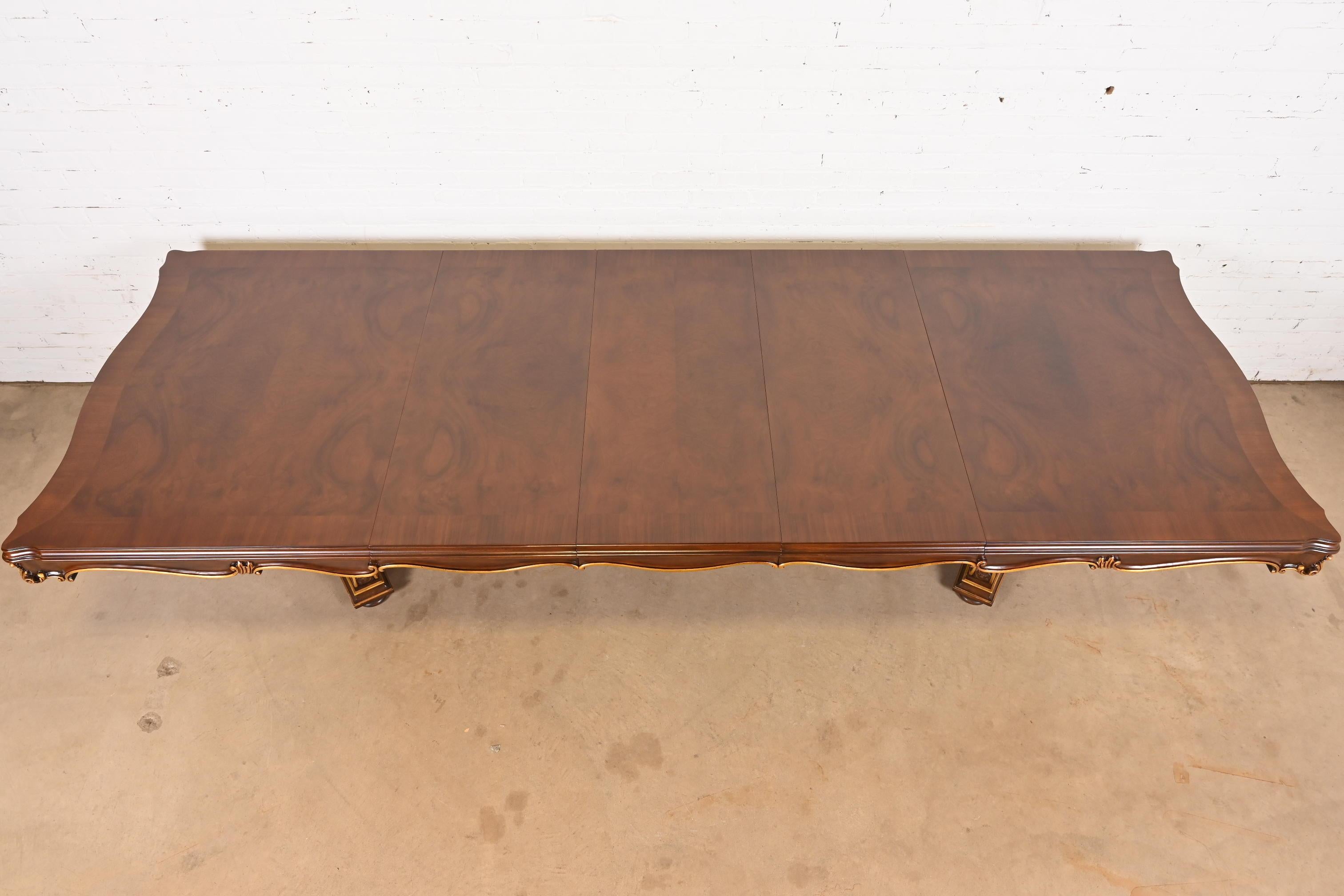 Noyer Karges Table de salle à manger à double piédestal en noyer ronceux Louis XVI Régence française en vente