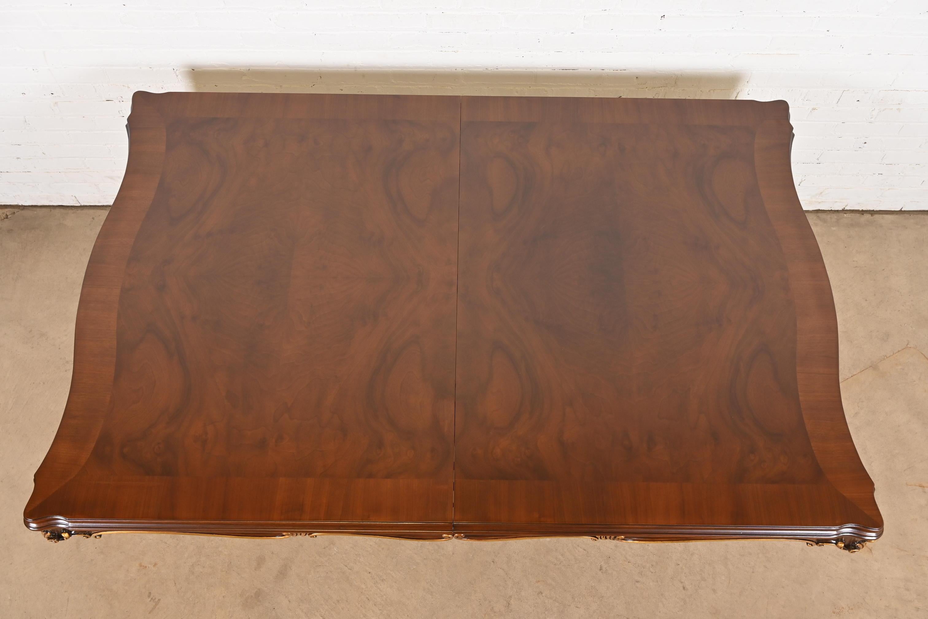 Karges Table de salle à manger à double piédestal en noyer ronceux Louis XVI Régence française en vente 3