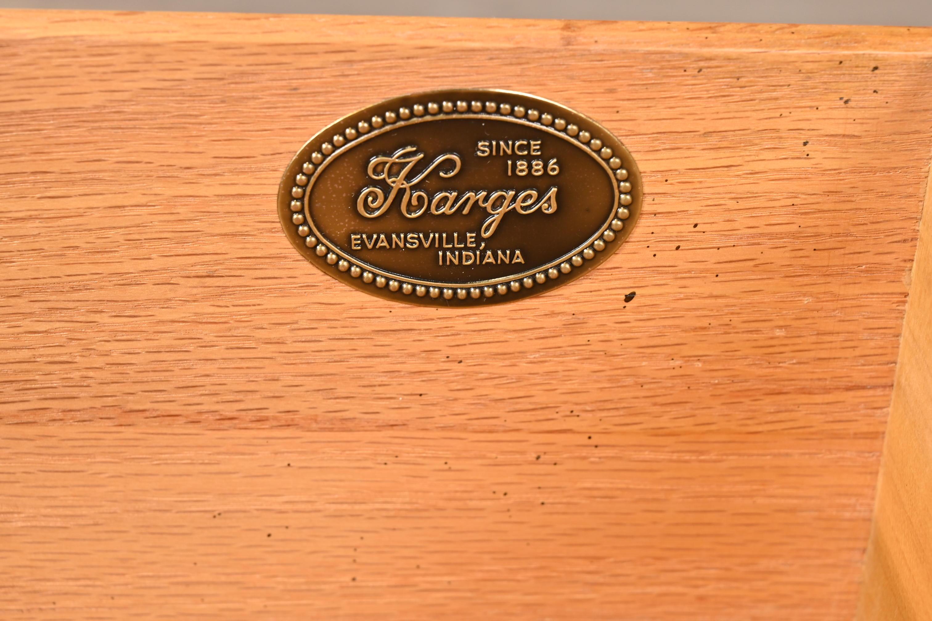 Commode ou table à tiroirs en noyer lustré Karges French Regency Louis XVI en vente 8