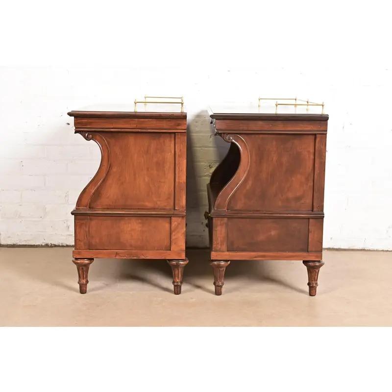 Karges Tables de nuit en noyer brûlé Louis XVI Régence française, nouvellement repeintes en vente 6