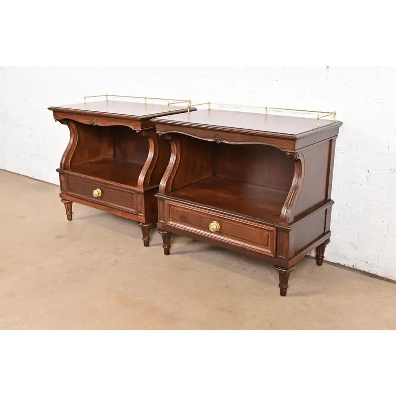 Magnifique paire de tables de chevet de style Louis XVI de la Régence française

Par Karges Furniture

USA, Circa 1980

Magnifique noyer sculpté, avec des plateaux en noyer ronceux assortis, des ferrures et une galerie en laiton d'origine.

Chacune