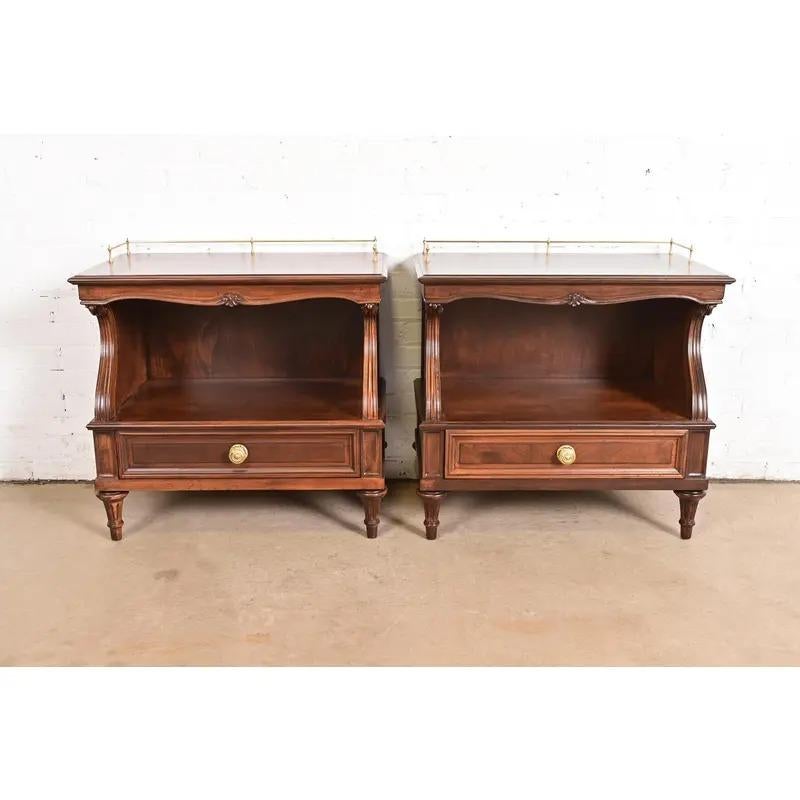 Américain Karges Tables de nuit en noyer brûlé Louis XVI Régence française, nouvellement repeintes en vente