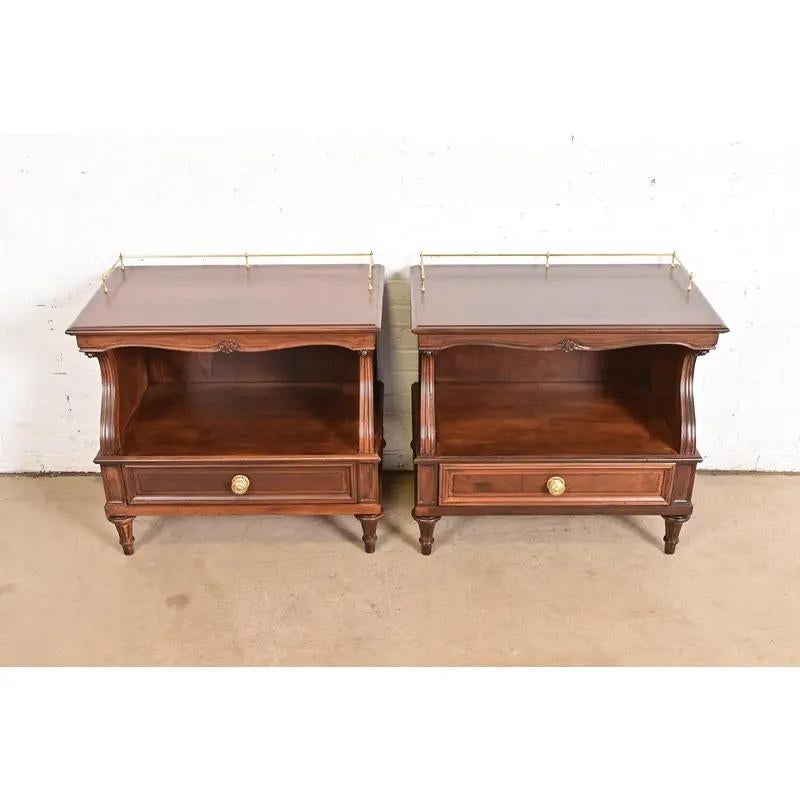 Karges Tables de nuit en noyer brûlé Louis XVI Régence française, nouvellement repeintes Bon état - En vente à South Bend, IN