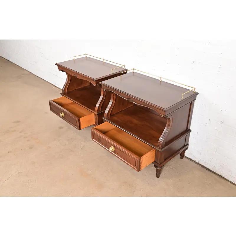 Karges Tables de nuit en noyer brûlé Louis XVI Régence française, nouvellement repeintes en vente 2