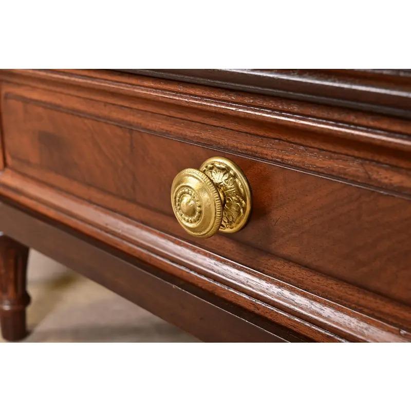Karges Tables de nuit en noyer brûlé Louis XVI Régence française, nouvellement repeintes en vente 3