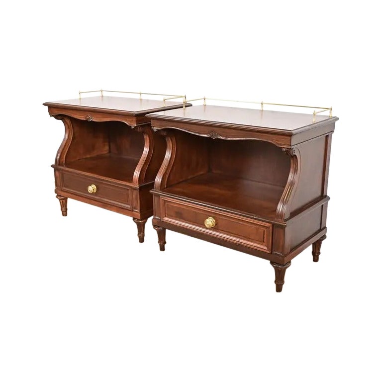 Karges Tables de nuit en noyer brûlé Louis XVI Régence française, nouvellement repeintes