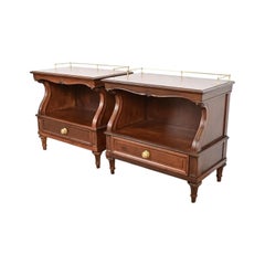 Karges Tables de nuit en noyer brûlé Louis XVI Régence française, nouvellement repeintes