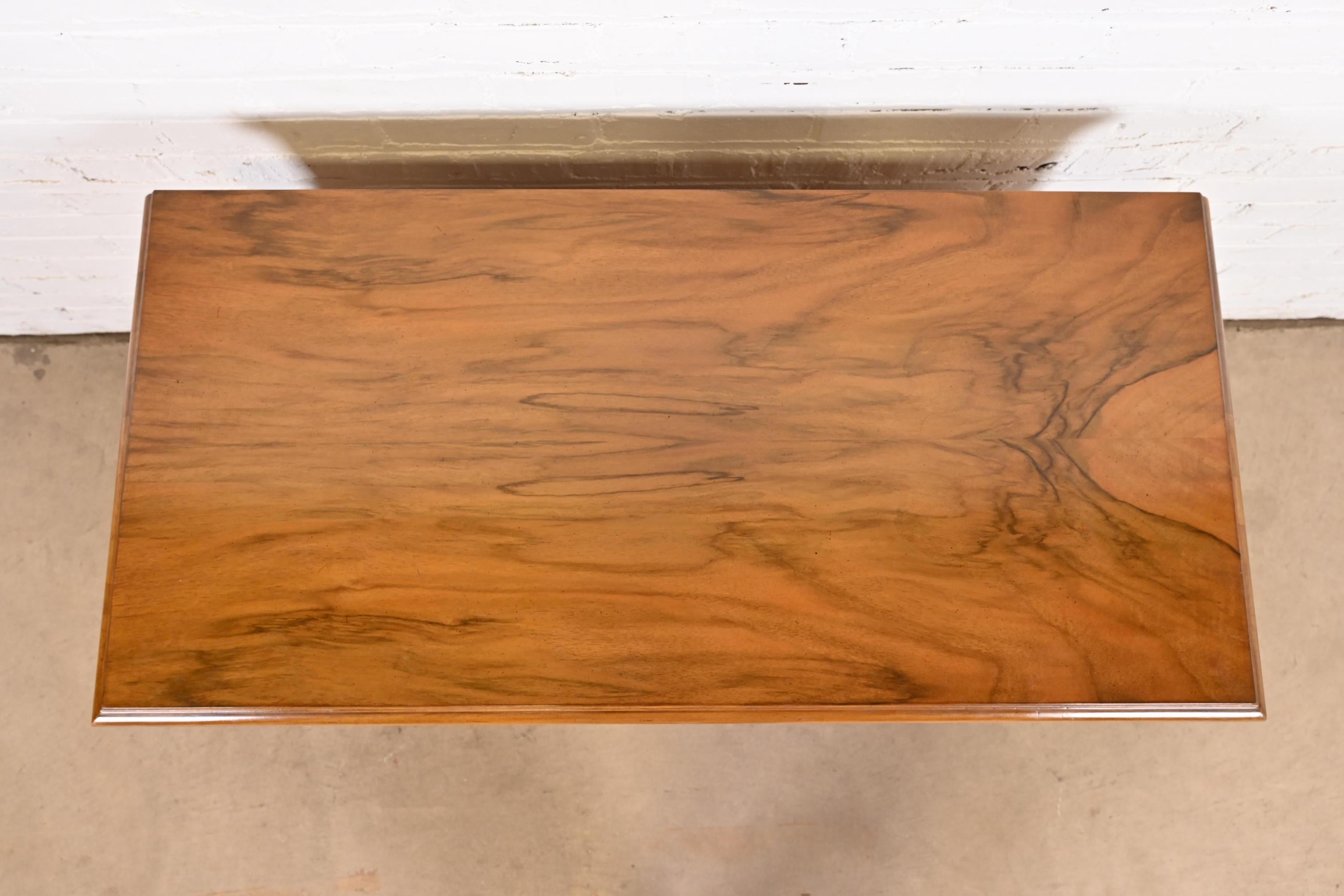 Karges Credenza francese Regency Luigi XVI in legno di noce burlato o mobile bar in vendita 4