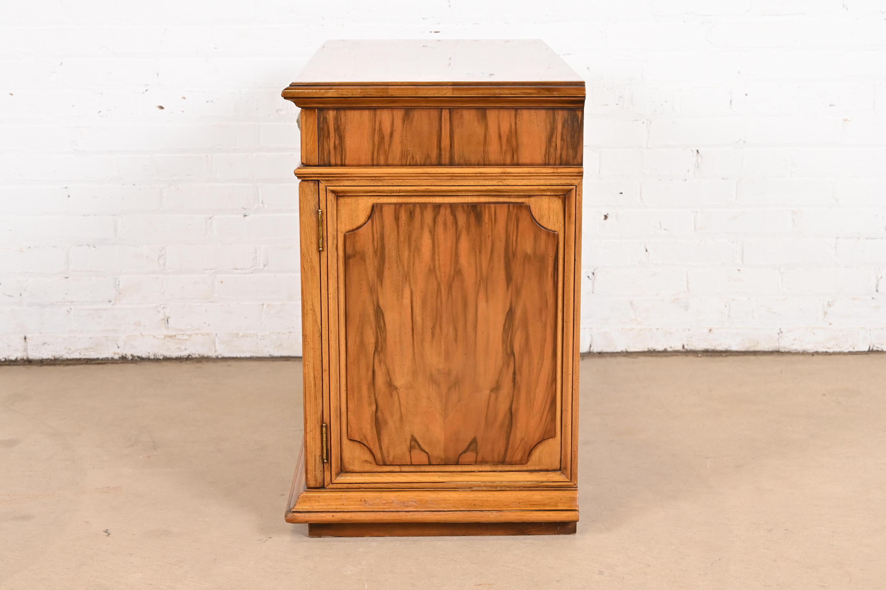 Karges Credenza francese Regency Luigi XVI in legno di noce burlato o mobile bar in vendita 5