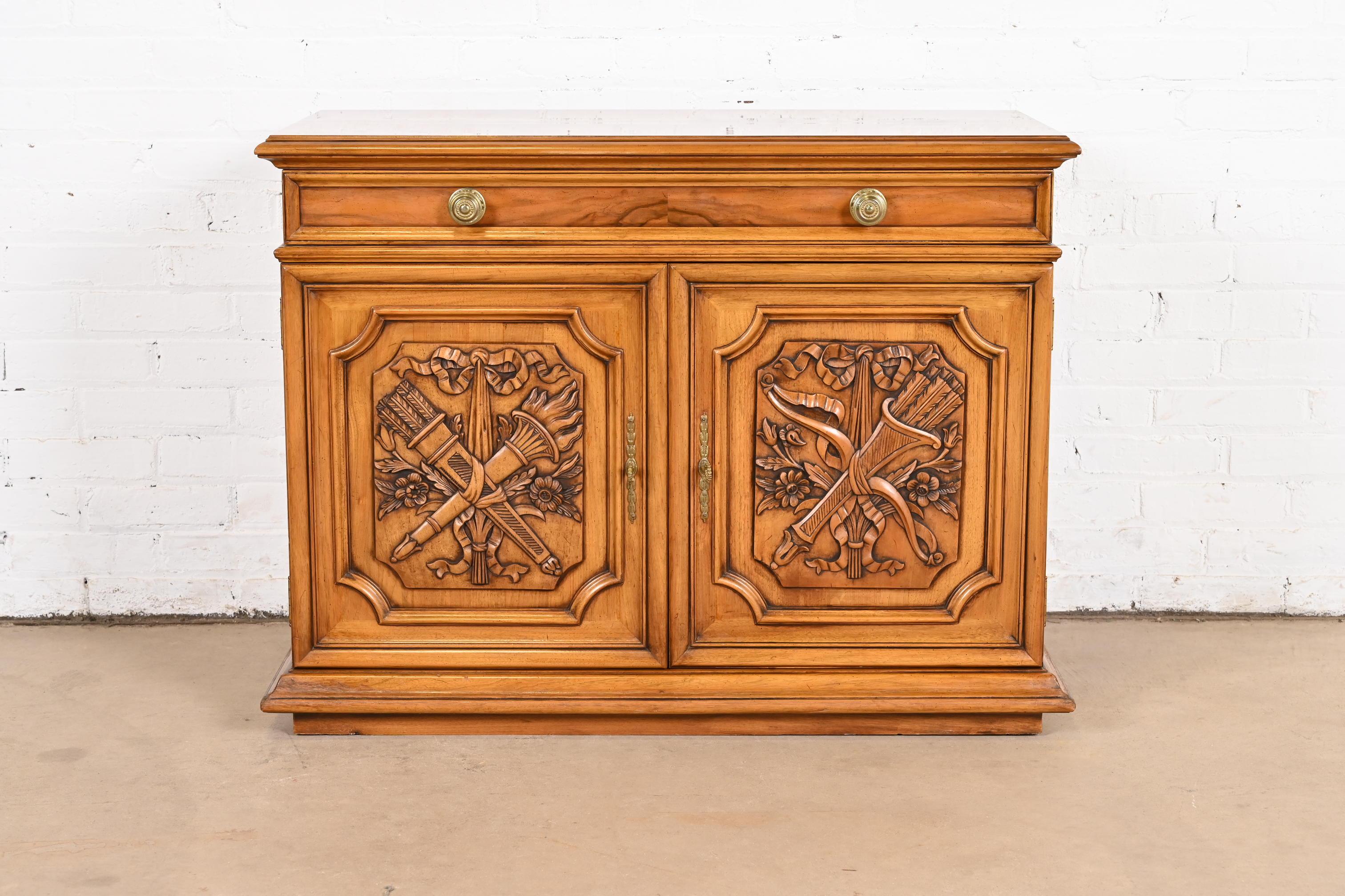 Una bellissima credenza, un buffet o un mobile bar in stile Neoclassico o Regency francese Luigi XVI

Da Karges Furniture

USA, circa anni '1960

Intagliato in noce burlato, con ferramenta originale in ottone. Il ripiano è regolabile

Misure: 38,5