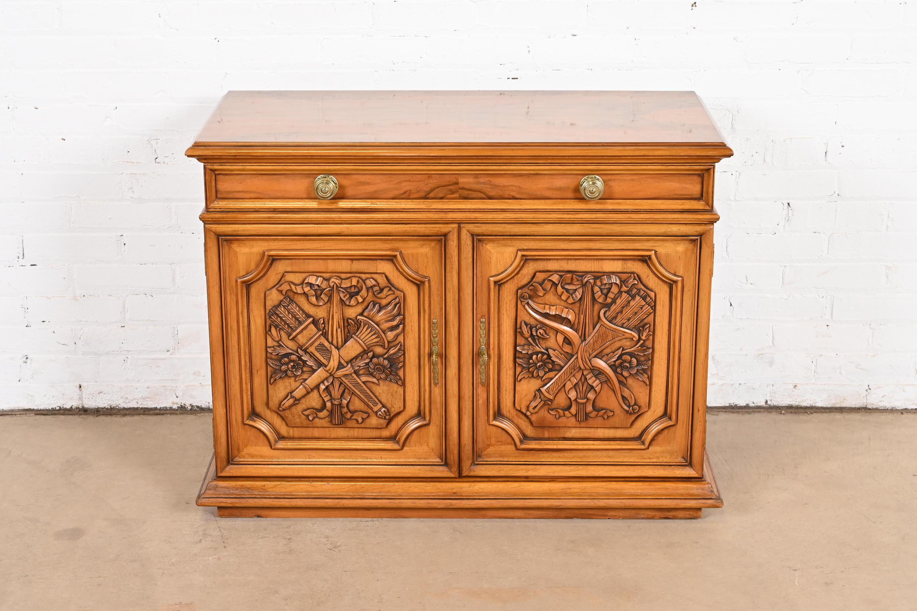 Americano Karges Credenza francese Regency Luigi XVI in legno di noce burlato o mobile bar in vendita