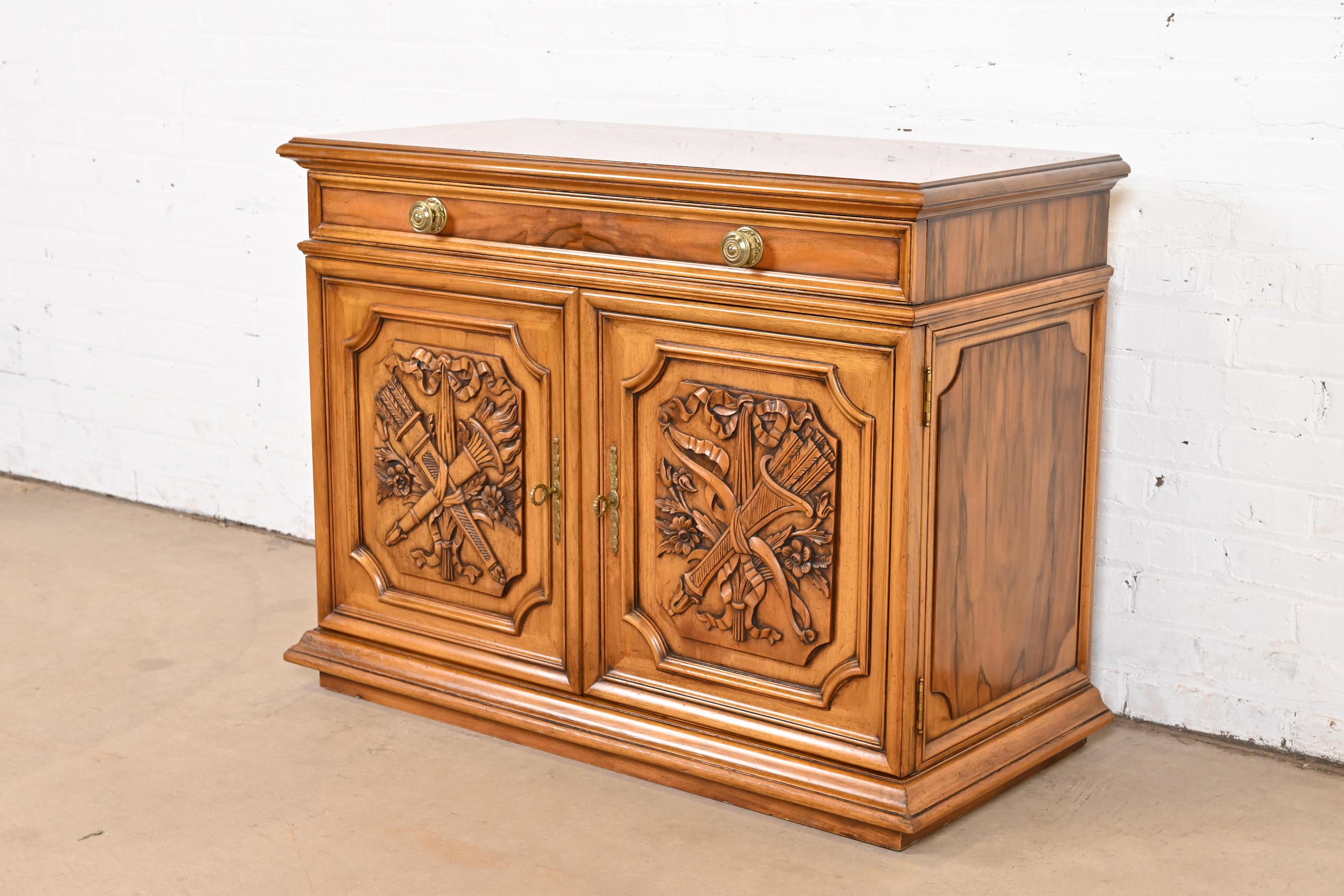 Karges Credenza francese Regency Luigi XVI in legno di noce burlato o mobile bar In condizioni buone in vendita a South Bend, IN