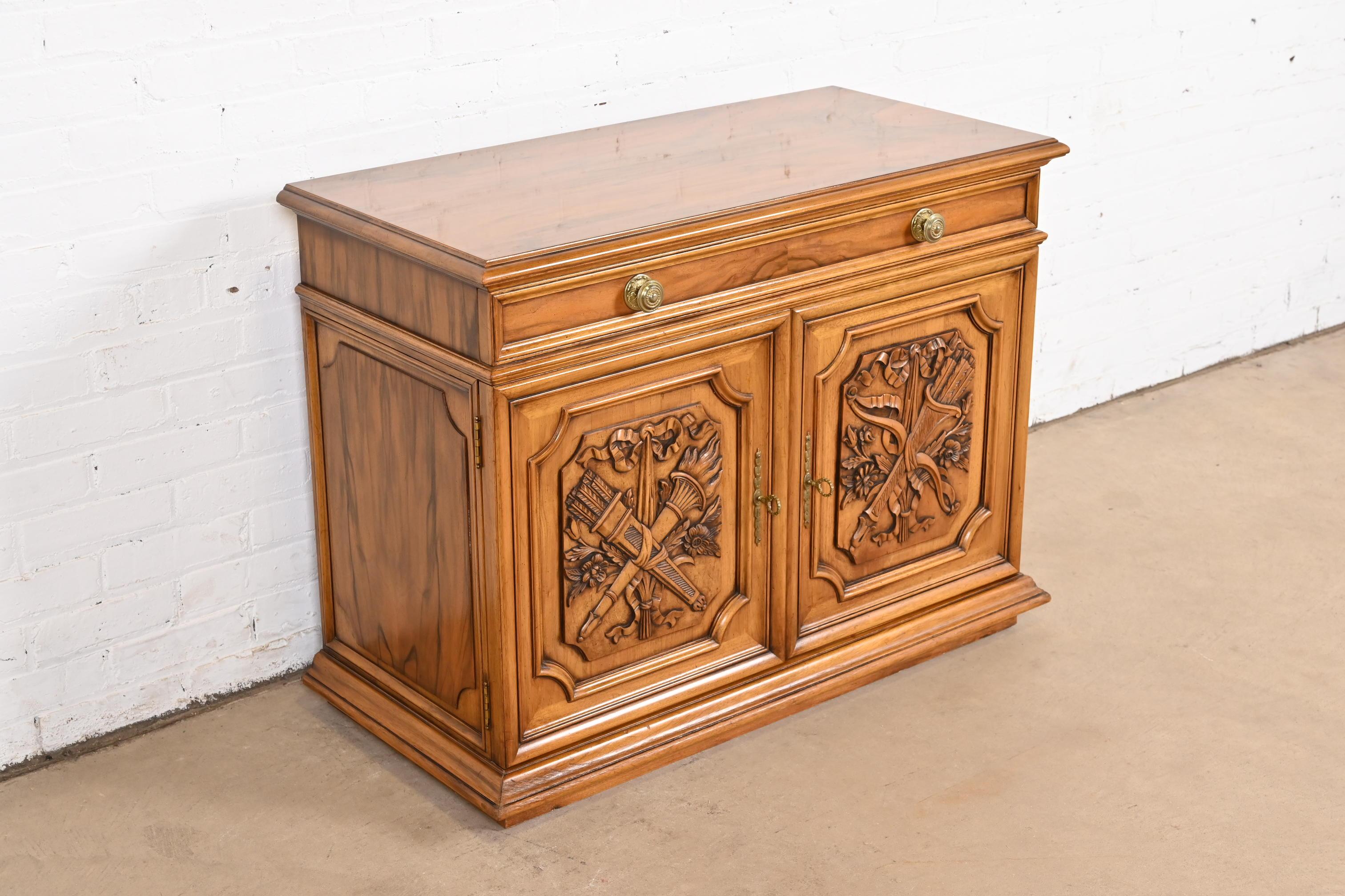 Metà XX secolo Karges Credenza francese Regency Luigi XVI in legno di noce burlato o mobile bar in vendita