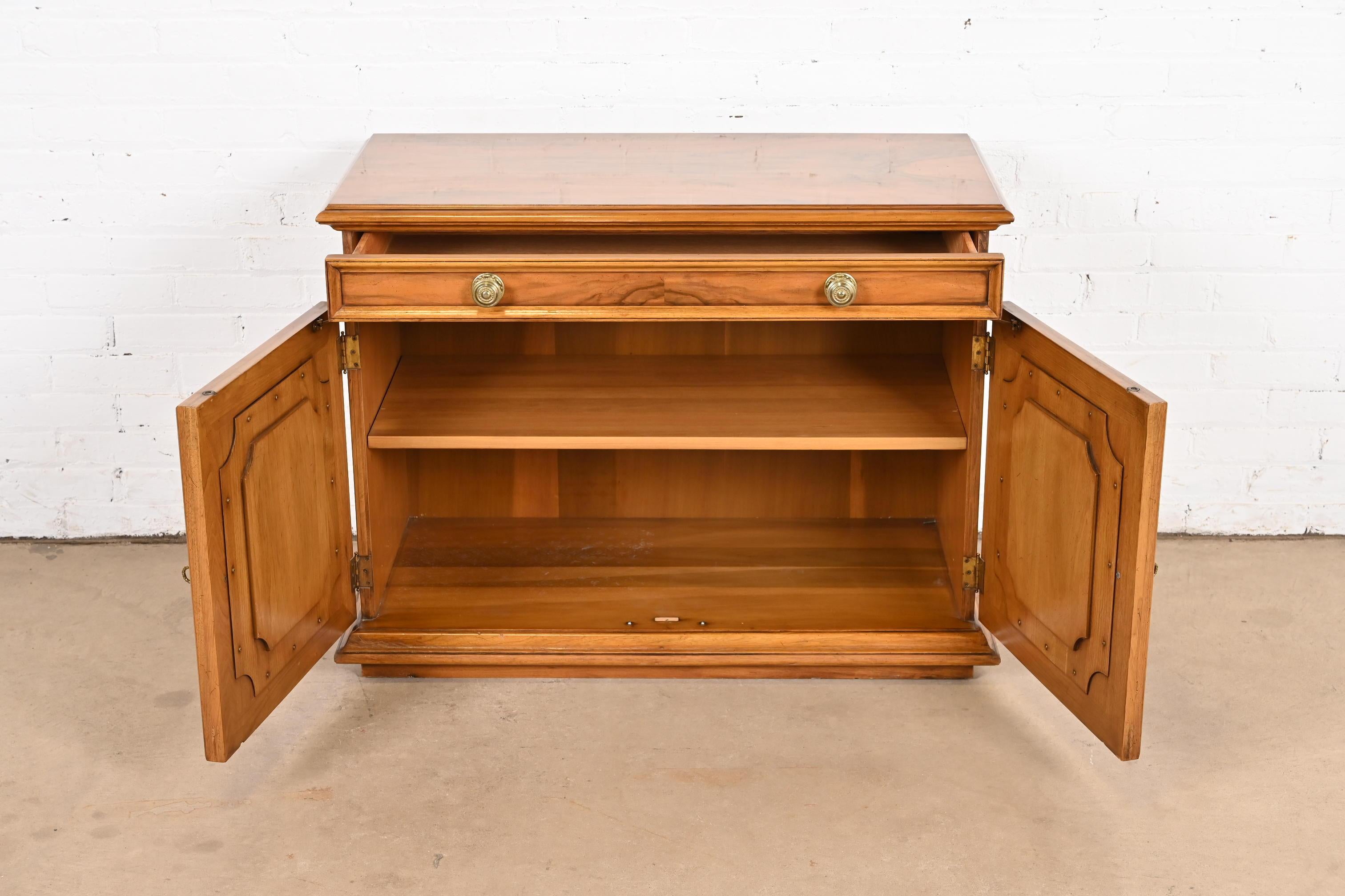 Ottone Karges Credenza francese Regency Luigi XVI in legno di noce burlato o mobile bar in vendita