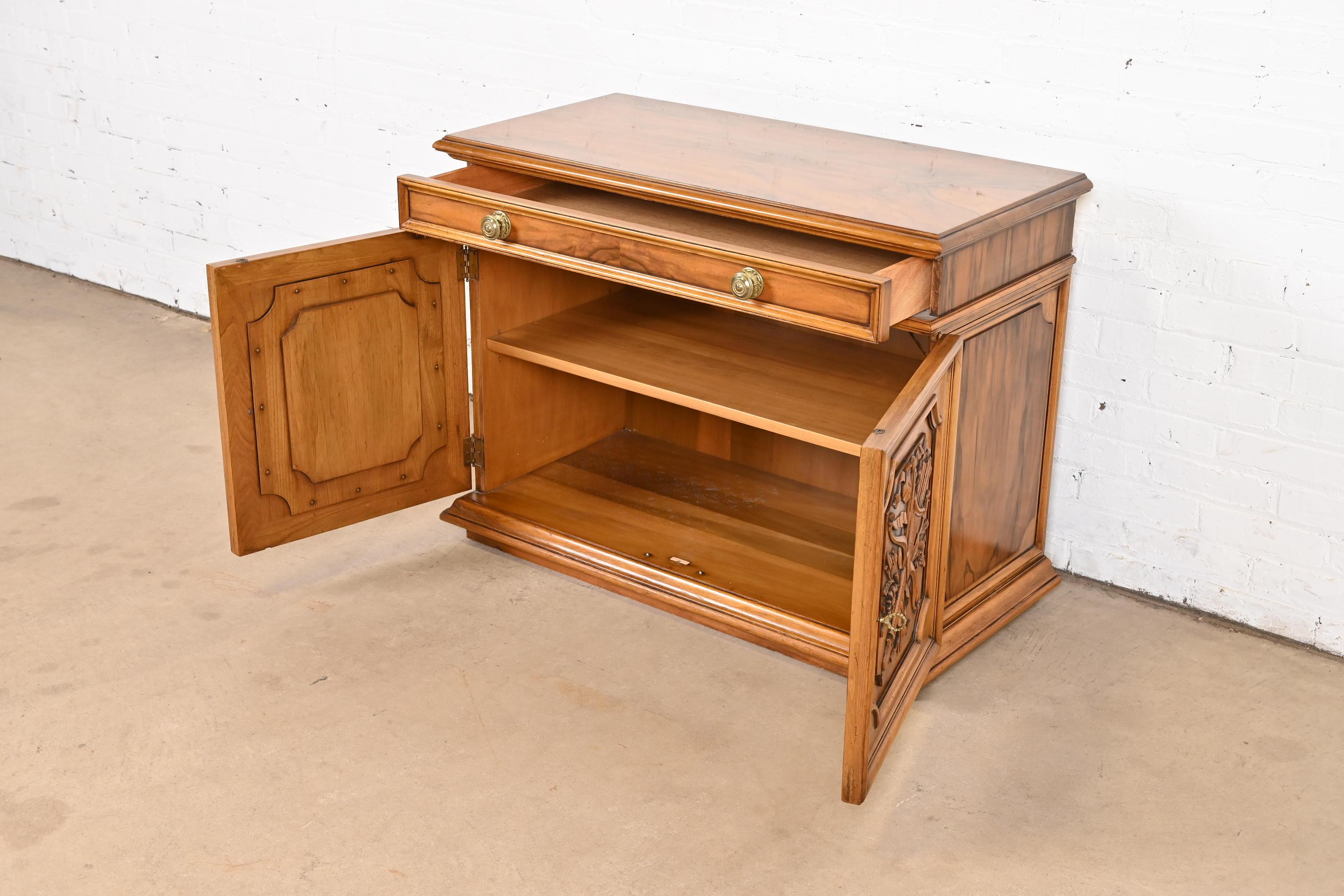 Karges Credenza francese Regency Luigi XVI in legno di noce burlato o mobile bar in vendita 1