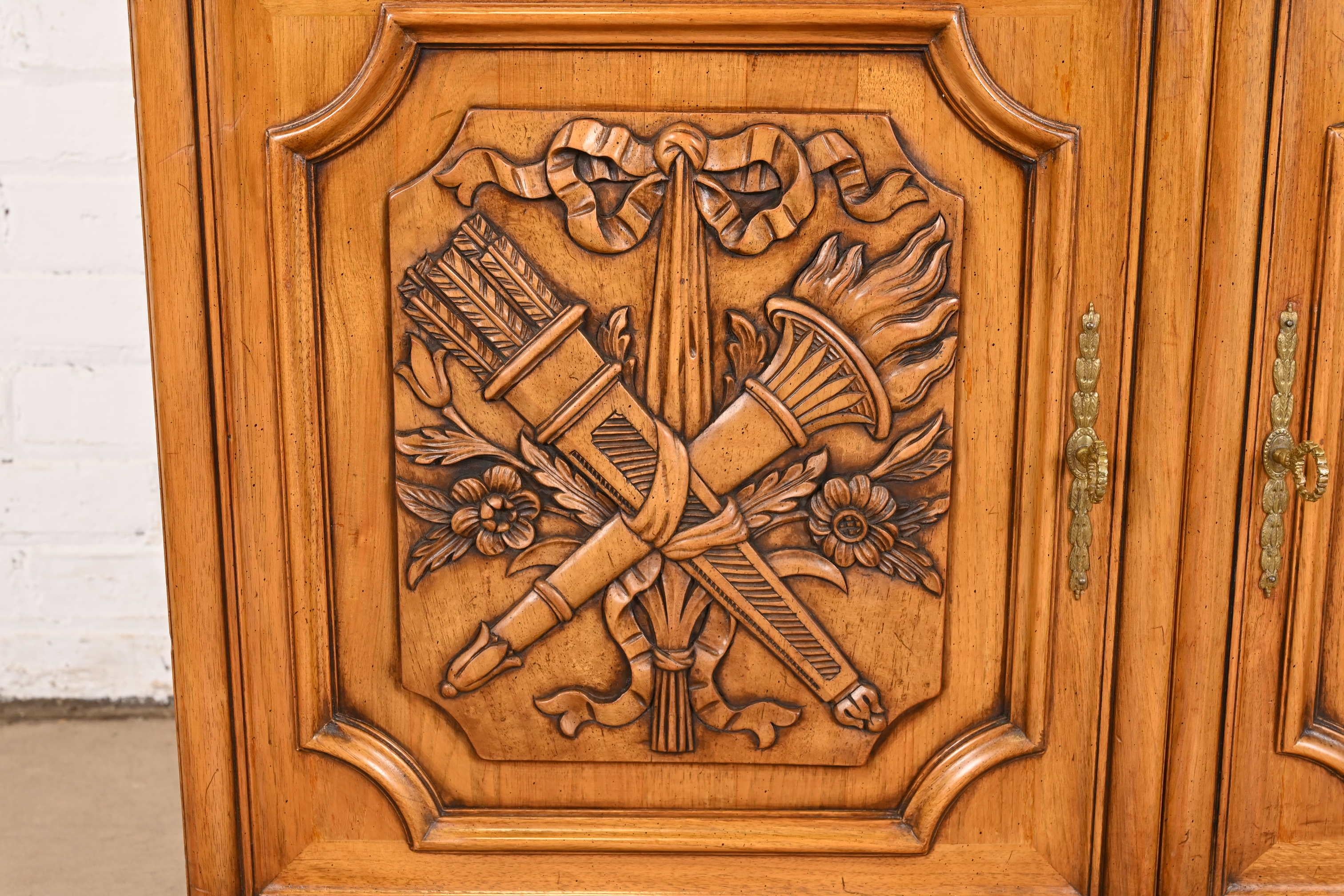 Karges Credenza francese Regency Luigi XVI in legno di noce burlato o mobile bar in vendita 3