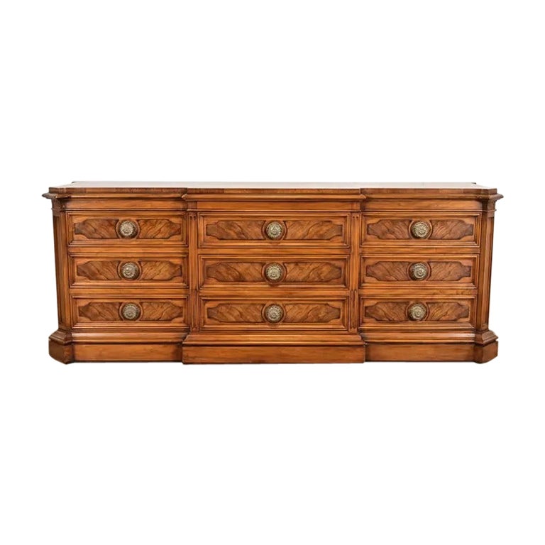 Karges Commode ou crédence triple en noyer lustré de style Régence française Louis XVI en vente