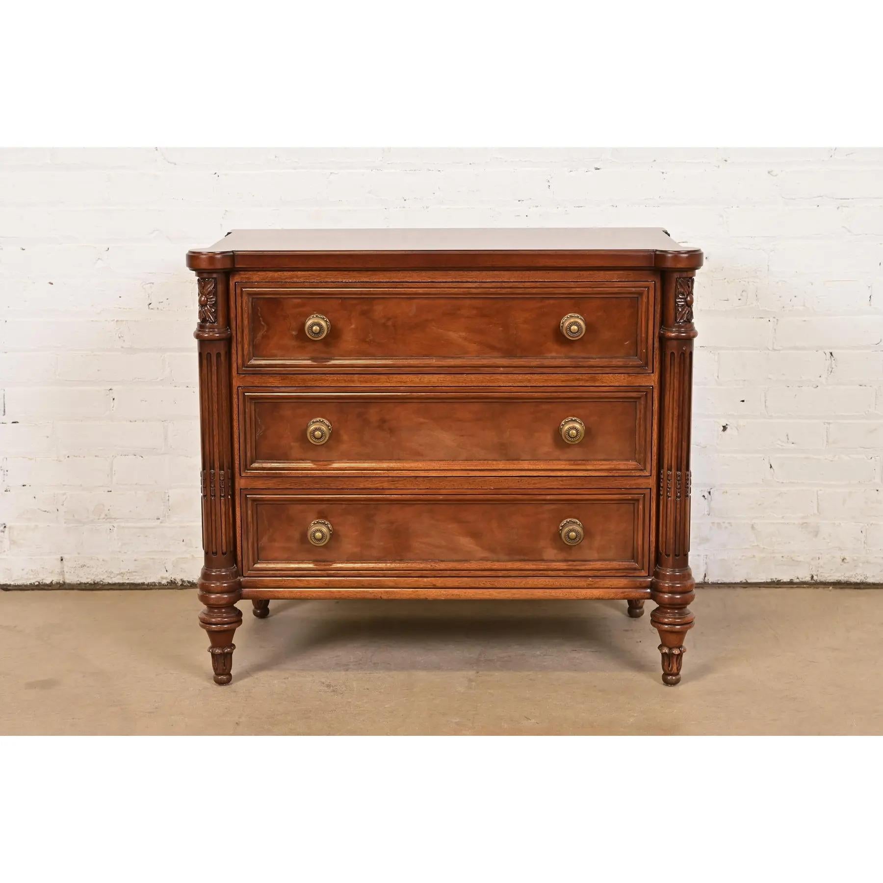 A gorgeous French Regency Louis XVI style three-drawer bachelor chest or bedside chest

By Karges

USA, Circa 1980s

Carved mahogany, with original brass hardware.

Measures: 32.25