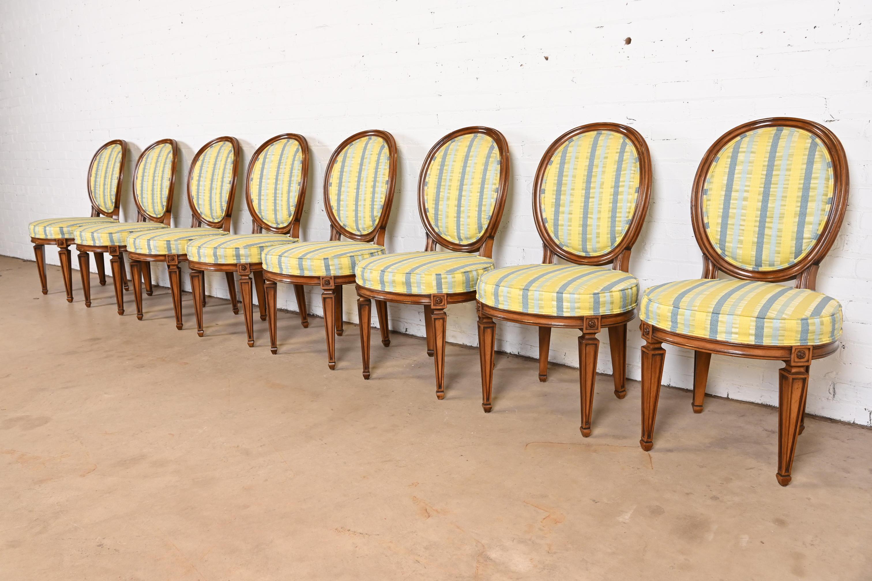 Ein hervorragender Satz von acht französischen Regency-Esszimmerstühlen im Louis-XVI-Stil

Von Karges Möbel

USA, ca. 1980er Jahre

Wunderschöne geschnitzte Rahmen aus massivem Nussbaumholz mit blau und gelb gestreiften gepolsterten Sitzen und