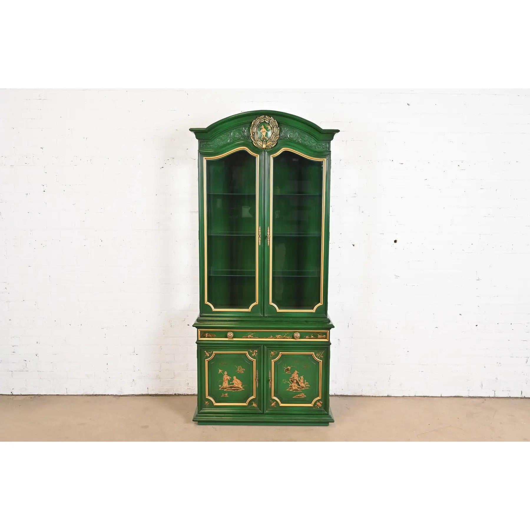 Una splendida libreria o mobile da pranzo illuminato in stile Chinoiserie francese Regency Luigi XVI con scene Chinoiserie dipinte a mano

Da Karges Furniture

USA, circa anni '1980

Noce laccato verde, con scene asiatiche dipinte a mano, finiture