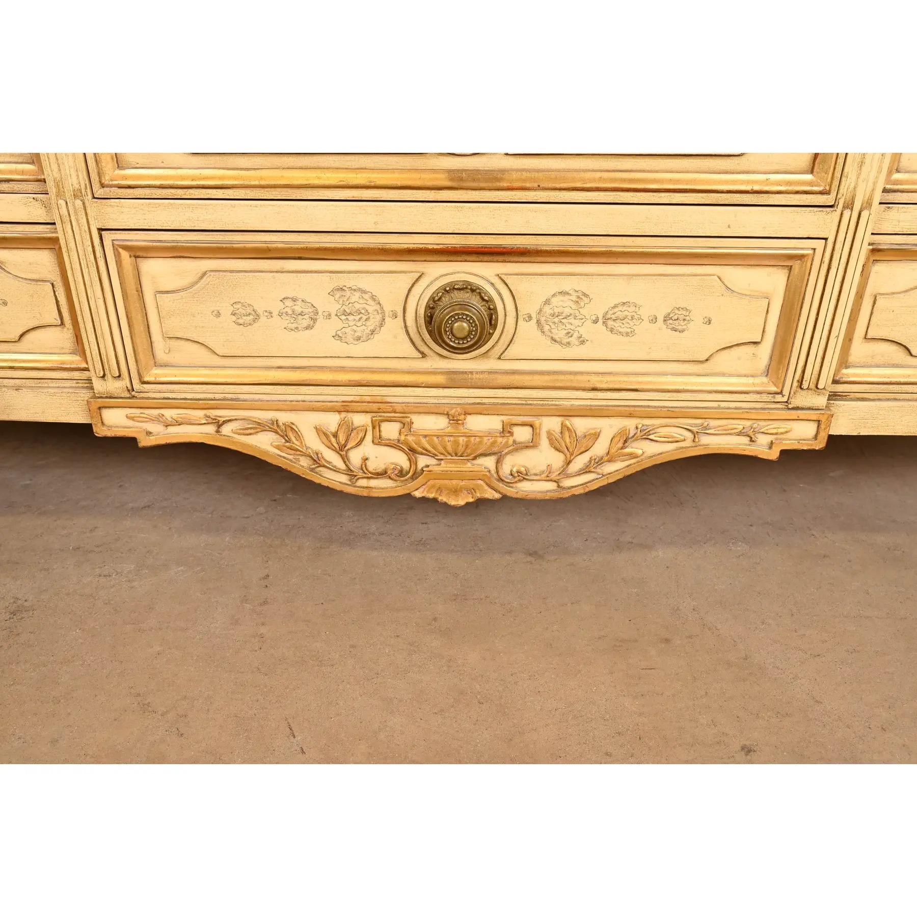 Karges Französisch Regency Louis XVI Creme lackiert und Gold vergoldet Kommode im Angebot 3