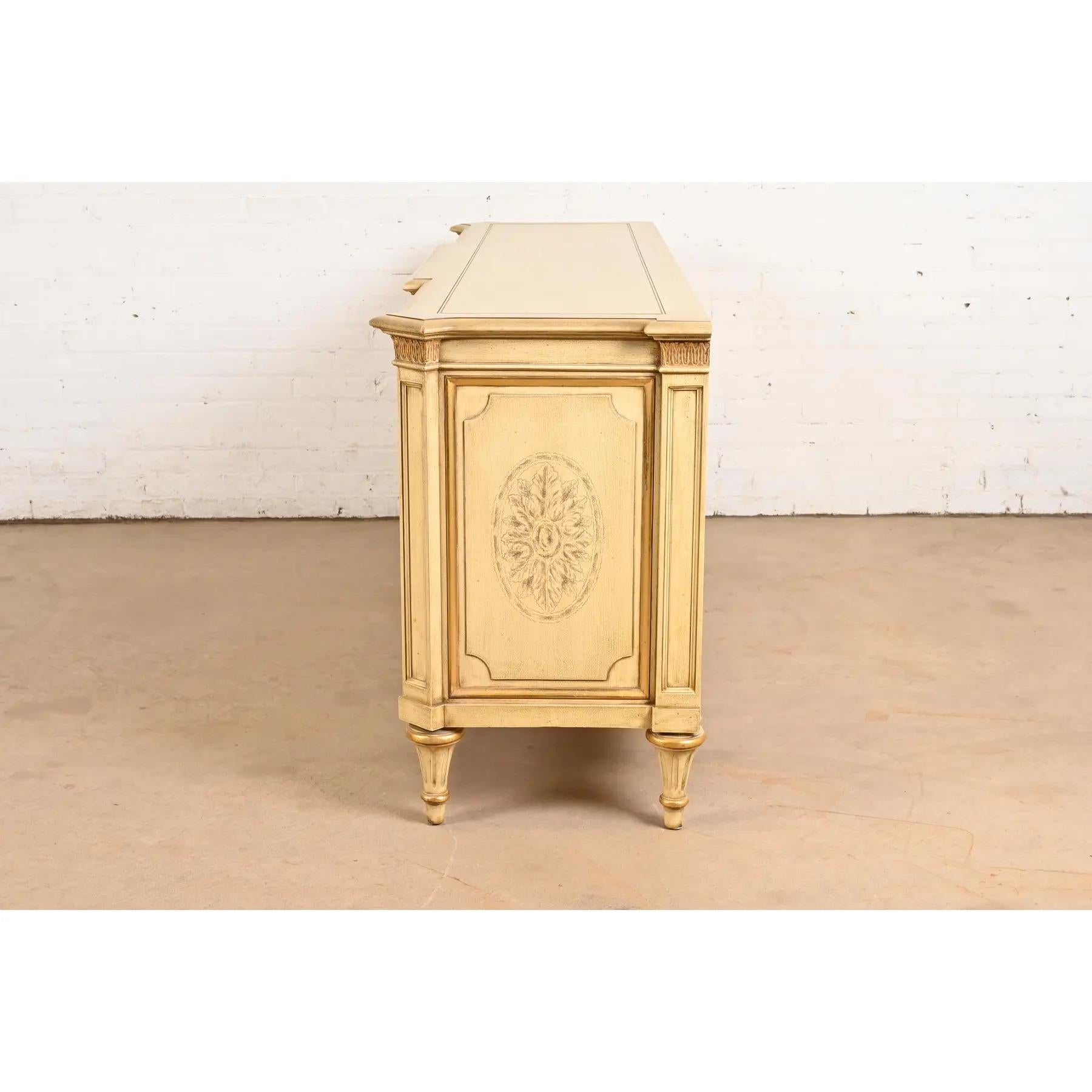 Karges Französisch Regency Louis XVI Creme lackiert und Gold vergoldet Kommode im Angebot 6