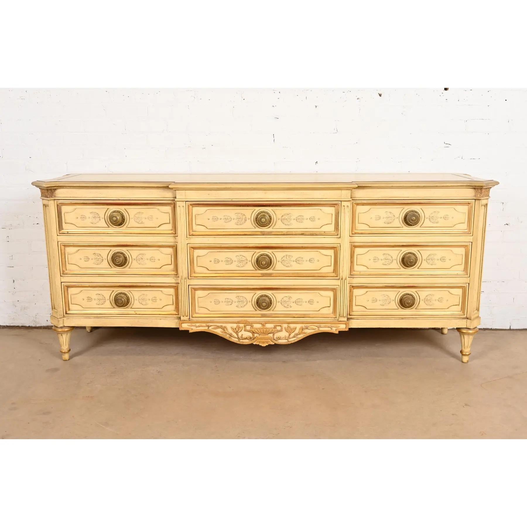 Eine prächtige französische Regency-Kommode im Louis-XVI-Stil mit neun Schubladen oder einer Anrichte

Von Karges

USA, ca. 1960er Jahre

Nussbaum cremefarben lackiert, mit vergoldeten Verzierungen und Details sowie originalen