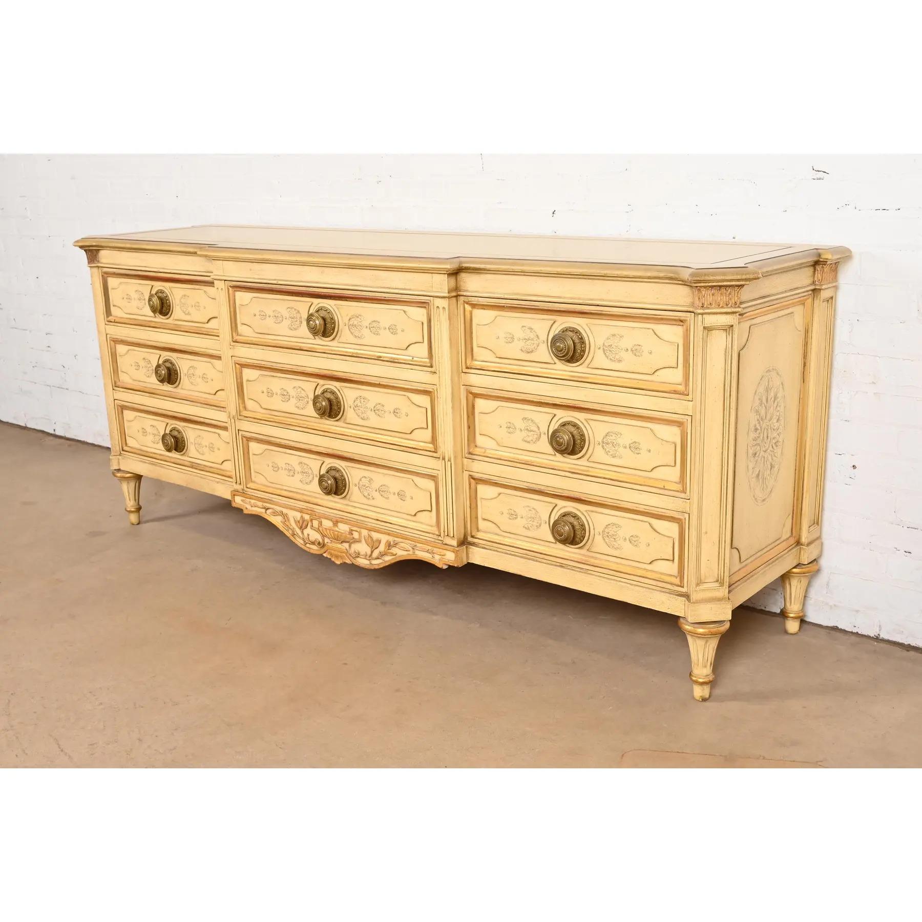 Karges Französisch Regency Louis XVI Creme lackiert und Gold vergoldet Kommode (amerikanisch) im Angebot