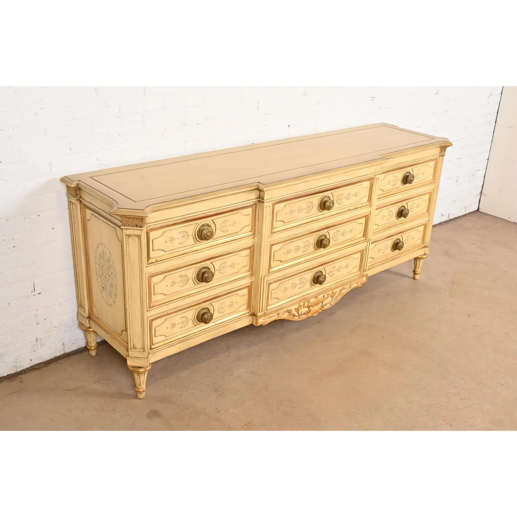 Karges Französisch Regency Louis XVI Creme lackiert und Gold vergoldet Kommode im Zustand „Gut“ im Angebot in South Bend, IN
