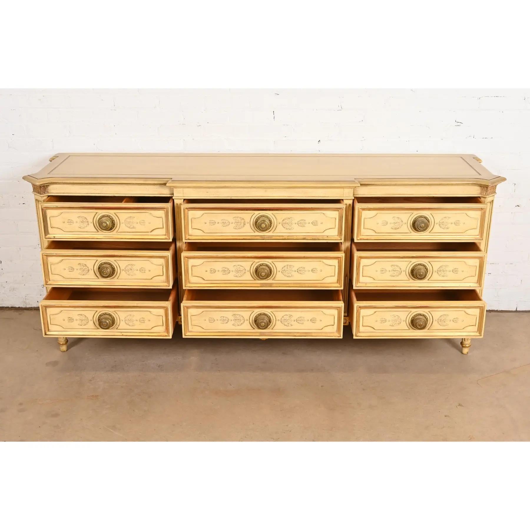Karges Französisch Regency Louis XVI Creme lackiert und Gold vergoldet Kommode (Mitte des 20. Jahrhunderts) im Angebot