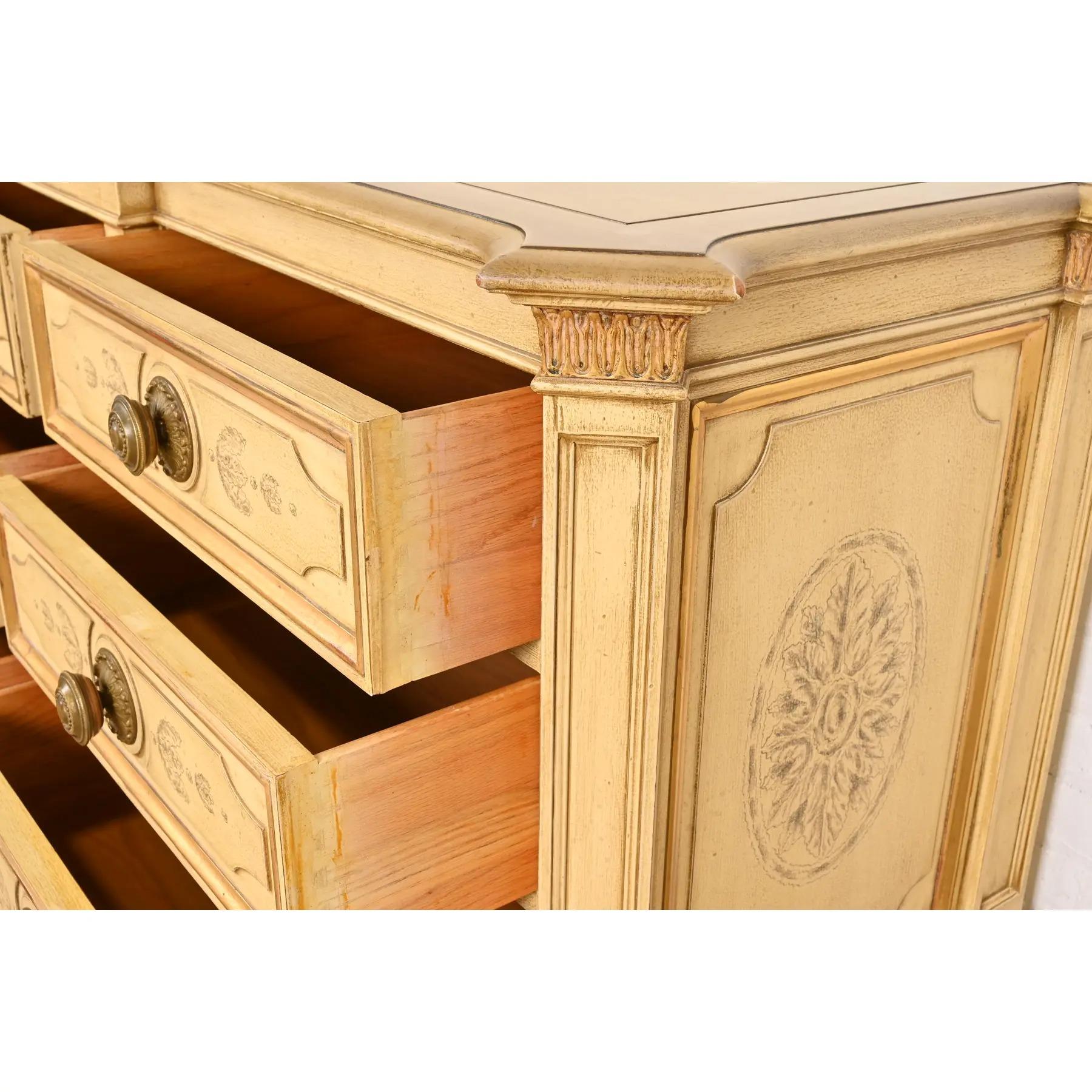 Karges Französisch Regency Louis XVI Creme lackiert und Gold vergoldet Kommode (Messing) im Angebot