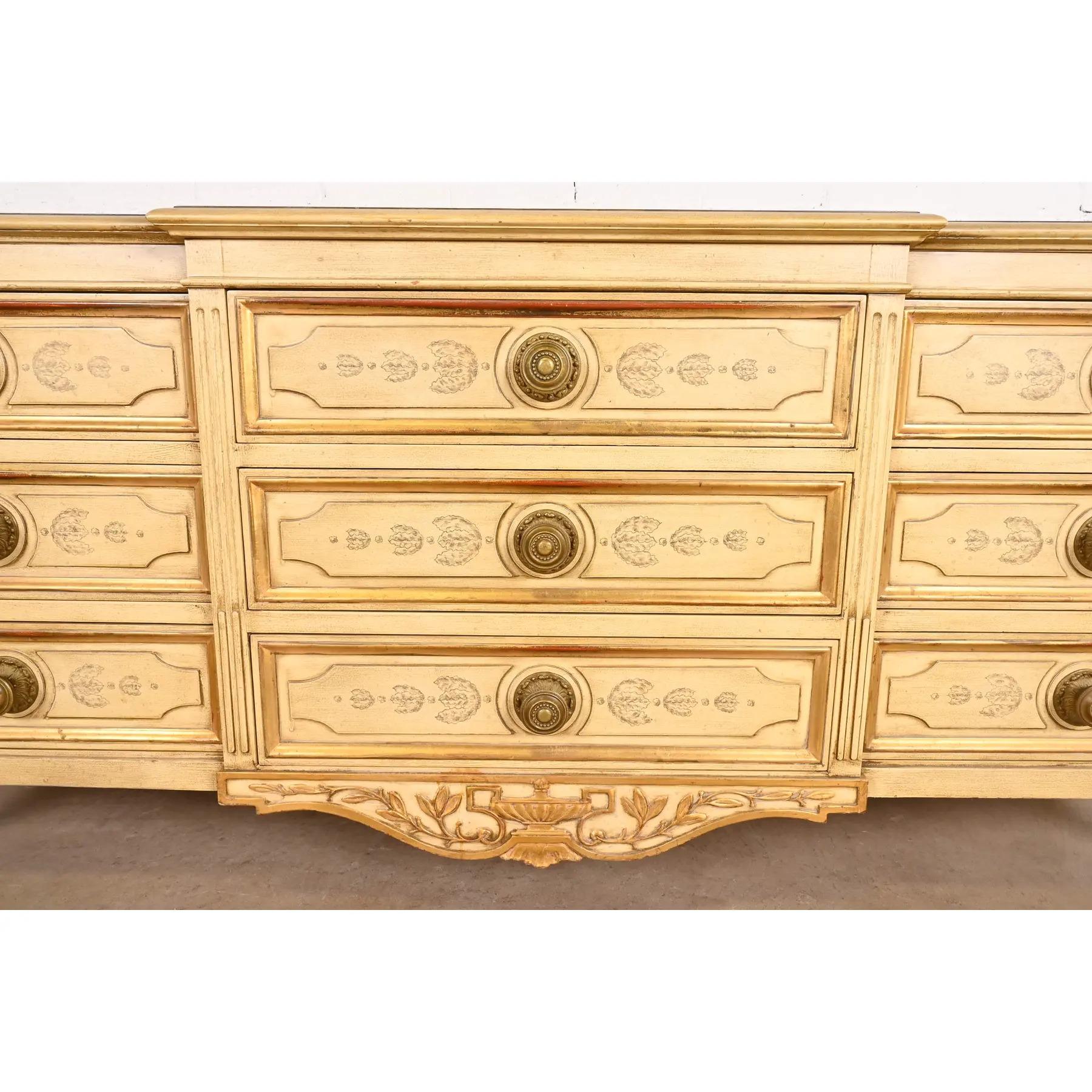 Karges Französisch Regency Louis XVI Creme lackiert und Gold vergoldet Kommode im Angebot 1
