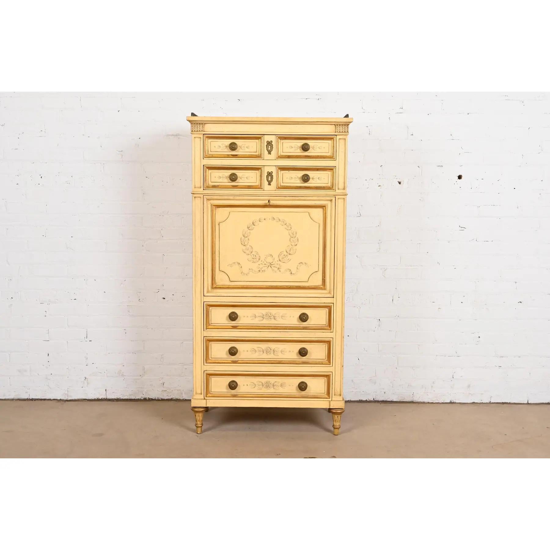 Eine prächtige französische Regency Louis XVI-Stil Büro mit Drop Front Sekretär Schreibtisch

Von Karges

USA, ca. 1980er Jahre

Nussbaum cremefarben lackiert, mit handgemalten Details, vergoldeten Verzierungen, geprägter Lederschreibfläche und