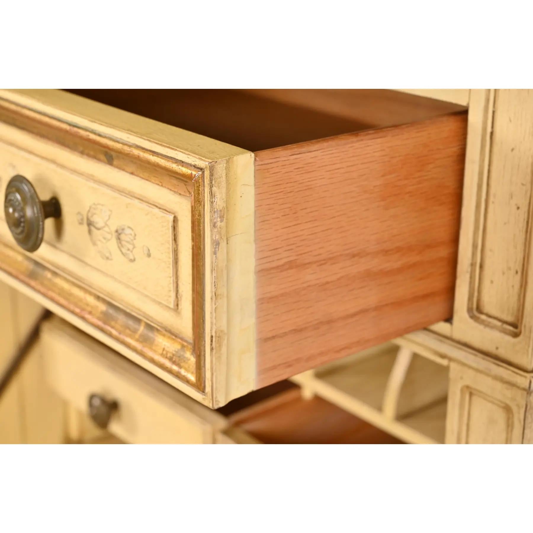 Karges Französisch Regency Louis XVI Creme lackiert Hand gemalt Secrétaire á Abatta (Messing) im Angebot