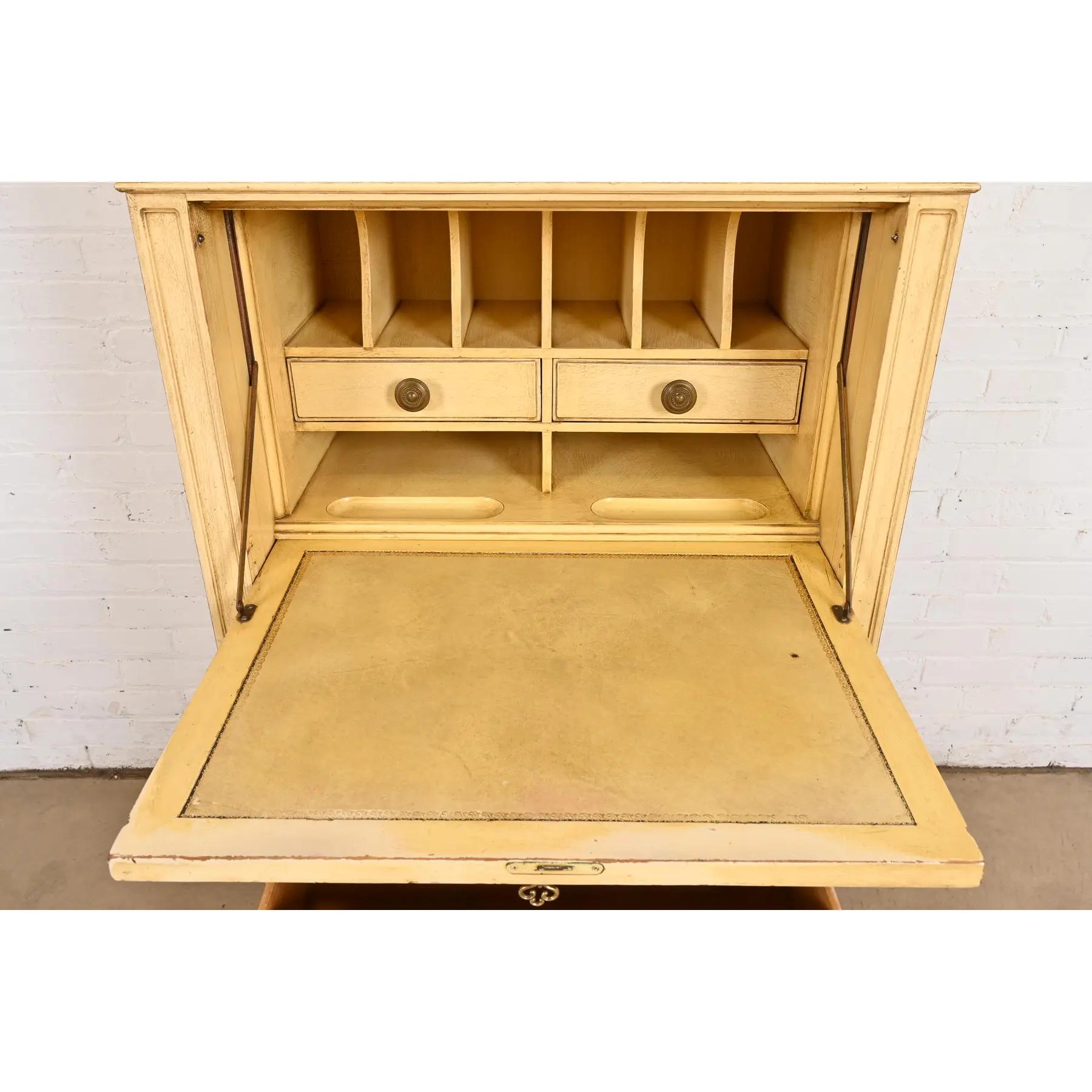Karges Französisch Regency Louis XVI Creme lackiert Hand gemalt Secrétaire á Abatta im Angebot 1
