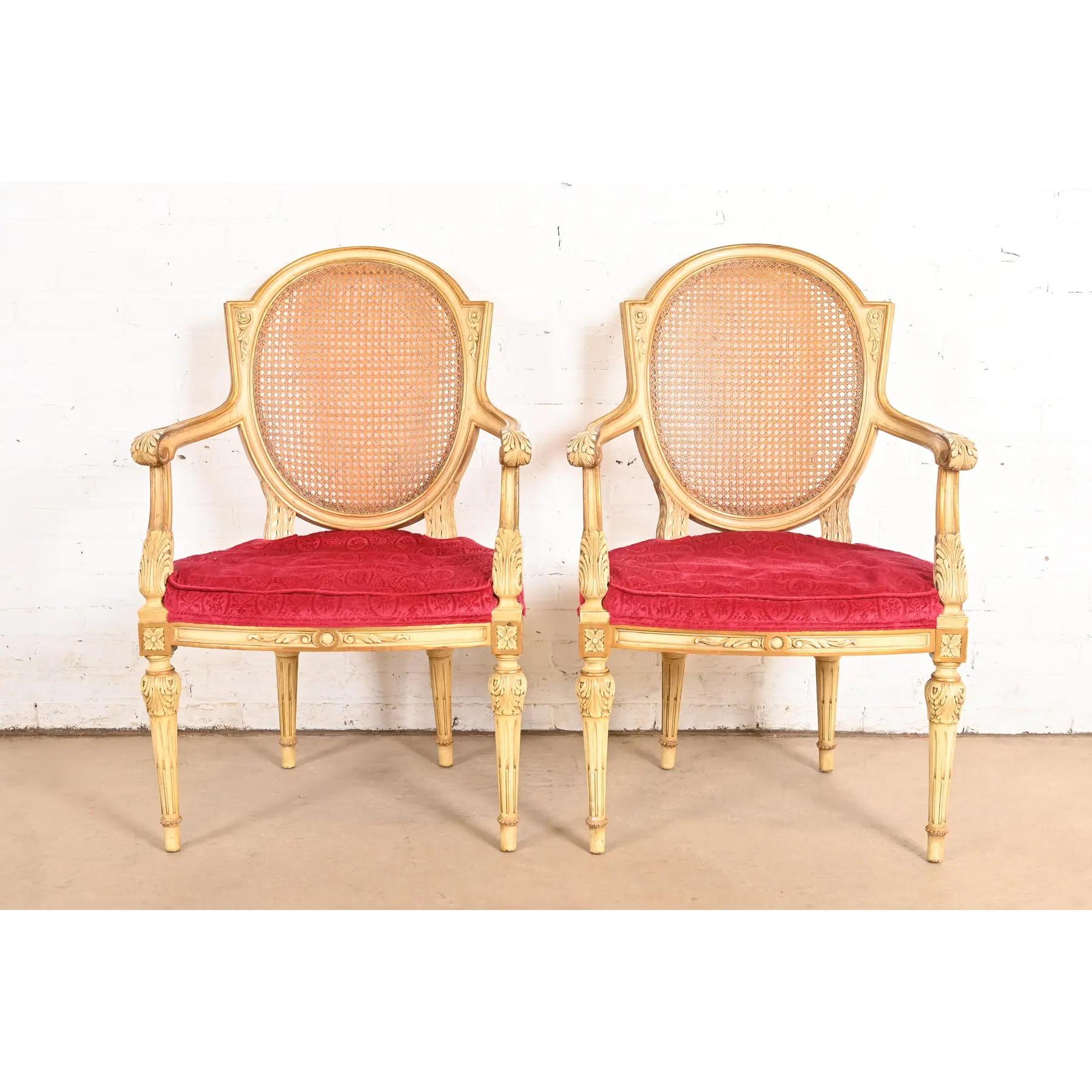 Ein wunderschönes Paar französischer Regency-Sessel im Louis-XVI-Stil oder Esszimmerstühle

Karges zugeschrieben

USA, ca. 1960er Jahre

Geschnitzte, cremefarben lackierte und vergoldete Gestelle aus massivem Nussbaumholz, mit gepolsterten Sitzen