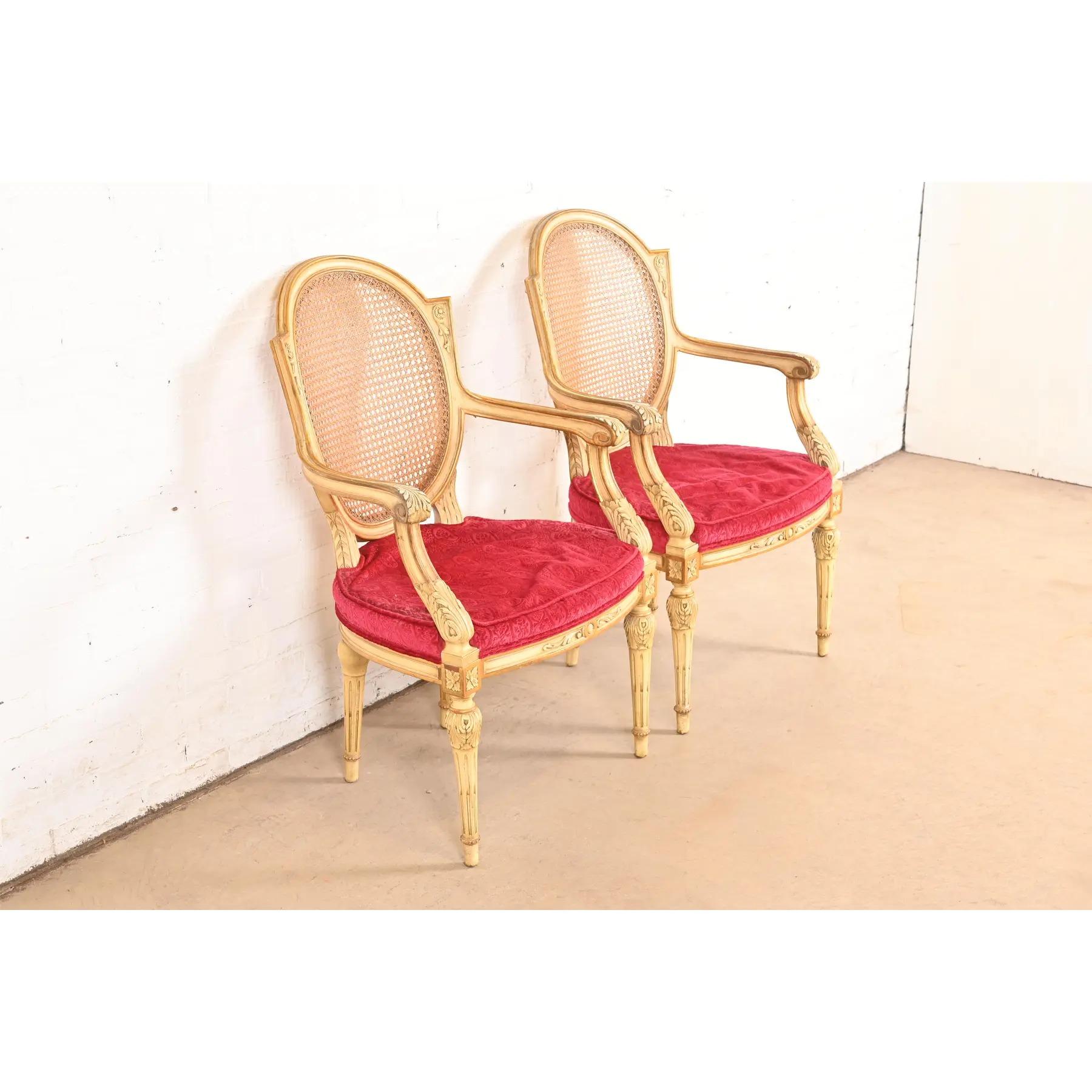 Karges Französisch Regency Louis XVI Creme lackiert Nussbaum und Cane zurück Sessel im Zustand „Gut“ im Angebot in South Bend, IN